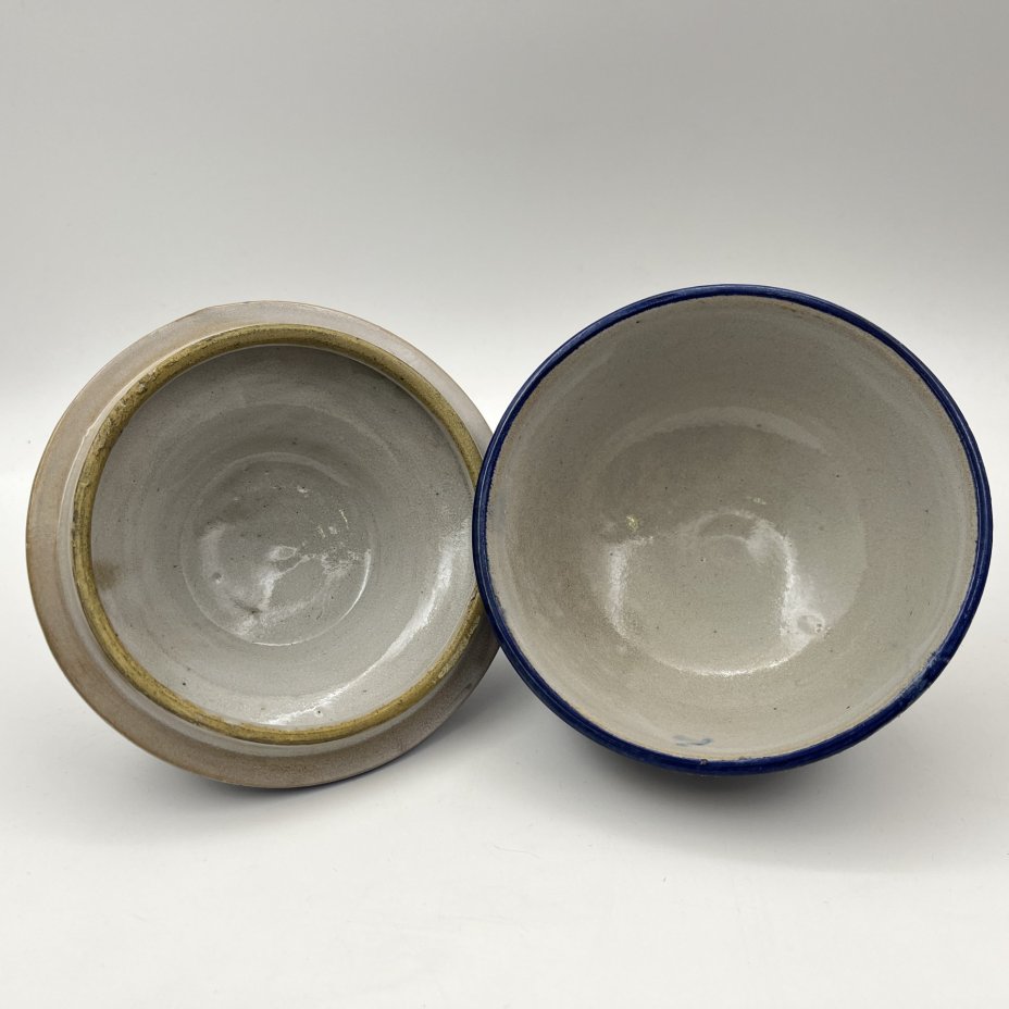 Шкатулка, украшенная орнаментом и металлической оплеткой