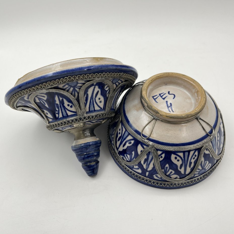 Шкатулка, украшенная орнаментом и металлической оплеткой