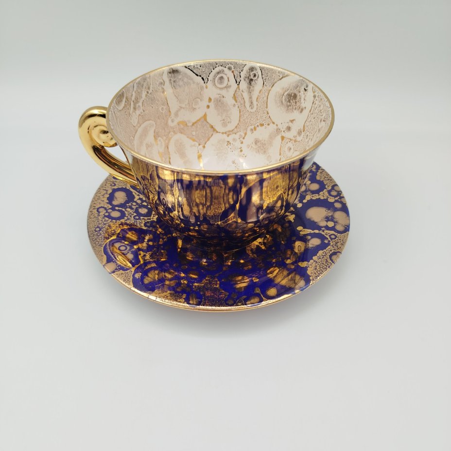 Чайная пара (большая) в кобальтово-золотой гамме, украшенная фигурной ручкой , "Les Ateliers de Sevres ceramique MF", фаянс, золочение, Франция, 1946-1960 гг.