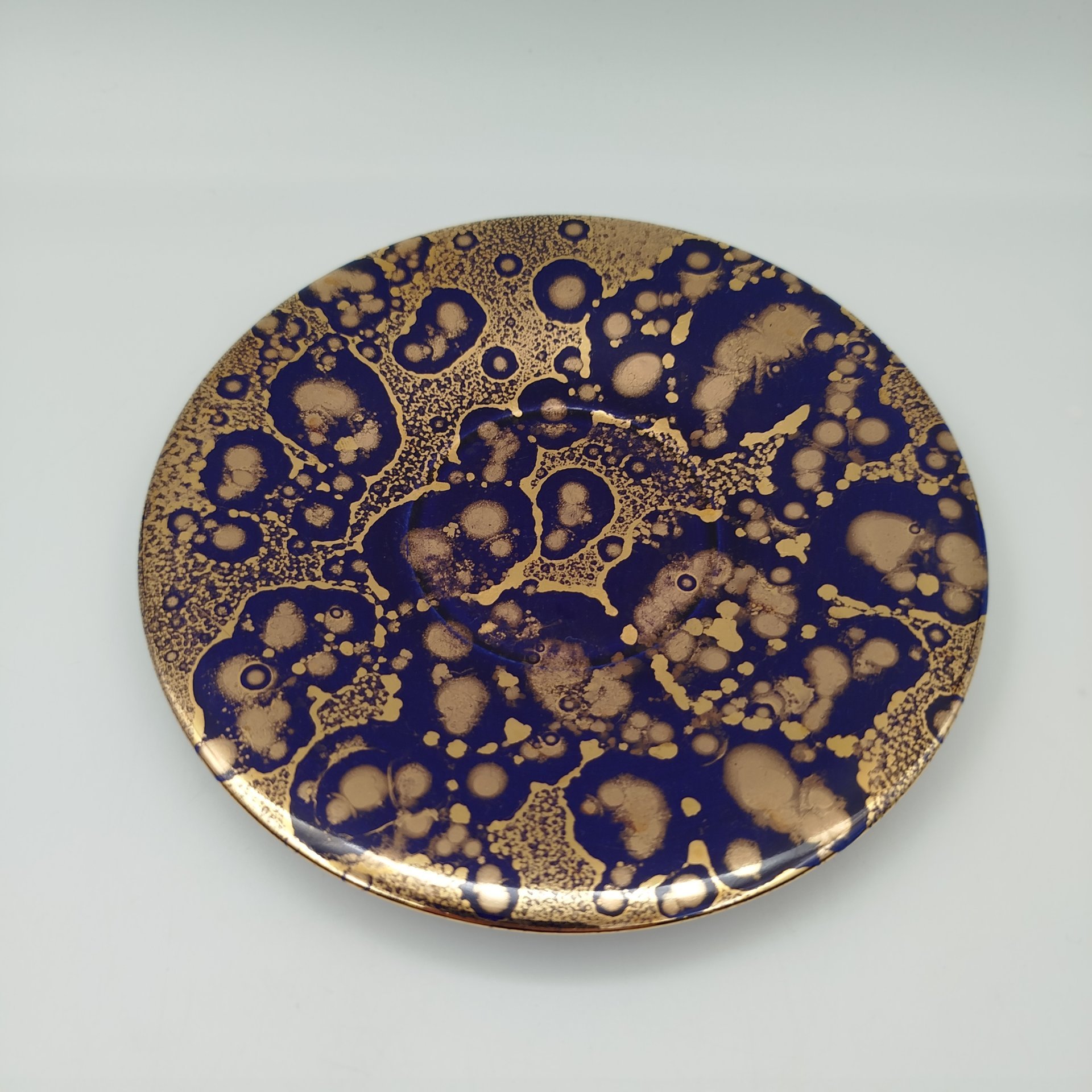 Чайная пара (большая) в кобальтово-золотой гамме, украшенная фигурной ручкой , "Les Ateliers de Sevres ceramique MF", фаянс, золочение, Франция, 1946-1960 гг.