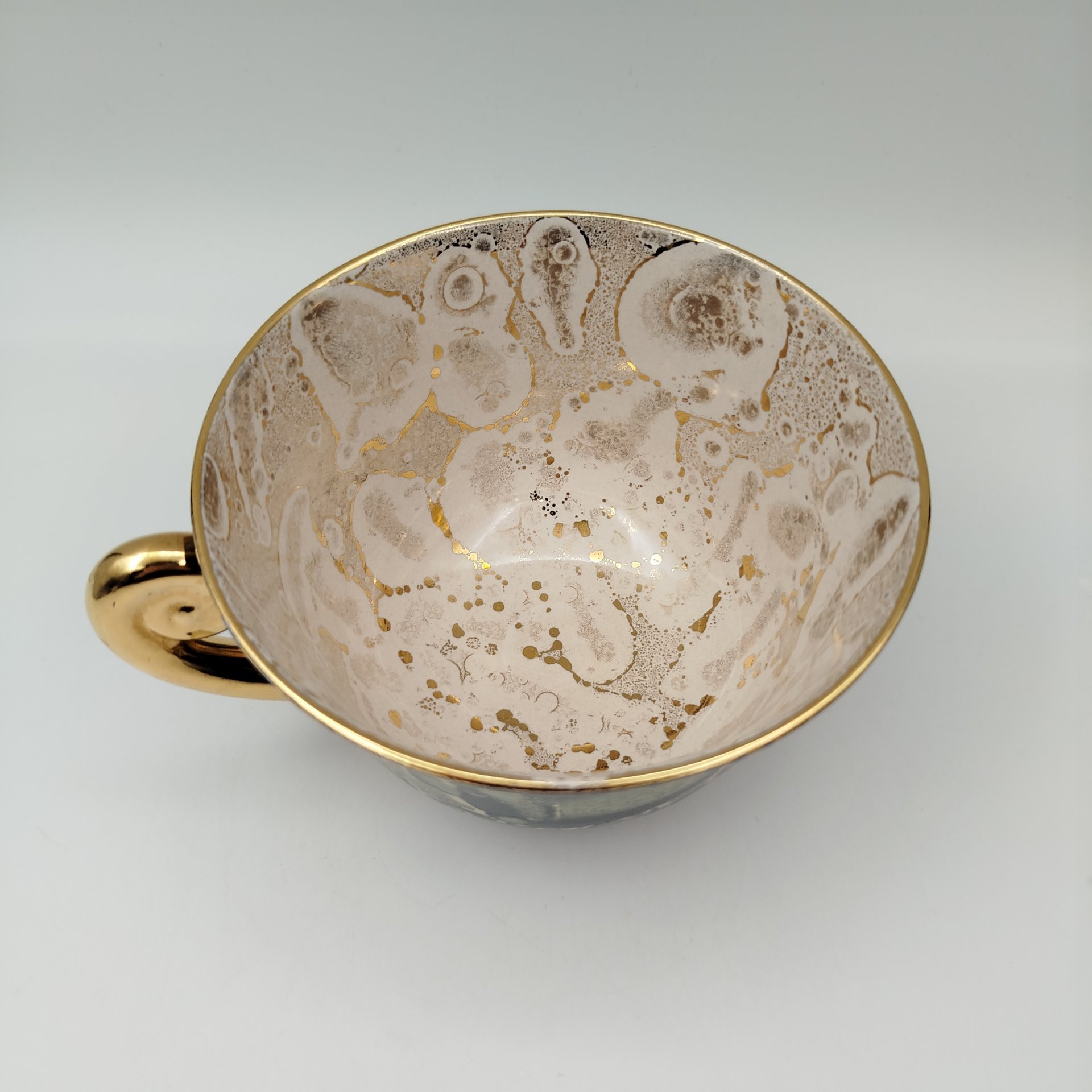 Чайная пара (большая) в кобальтово-золотой гамме, украшенная фигурной ручкой , "Les Ateliers de Sevres ceramique MF", фаянс, золочение, Франция, 1946-1960 гг.