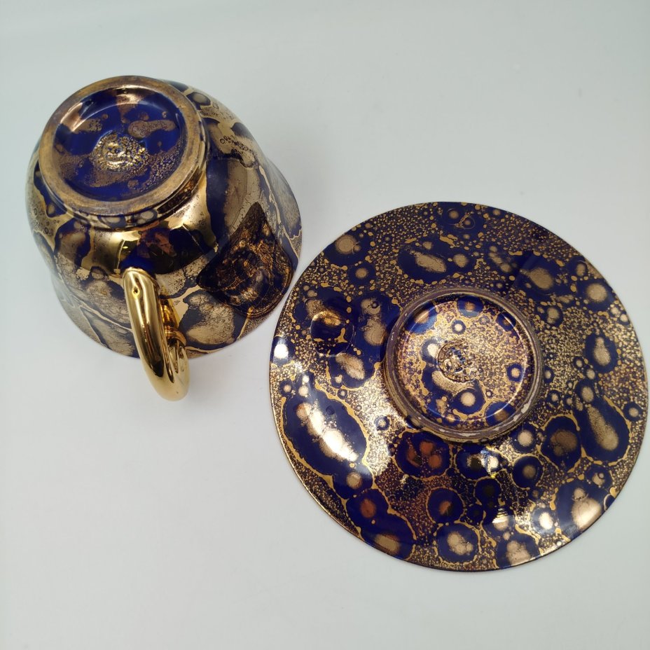 Чайная пара (большая) в кобальтово-золотой гамме, украшенная фигурной ручкой , "Les Ateliers de Sevres ceramique MF"