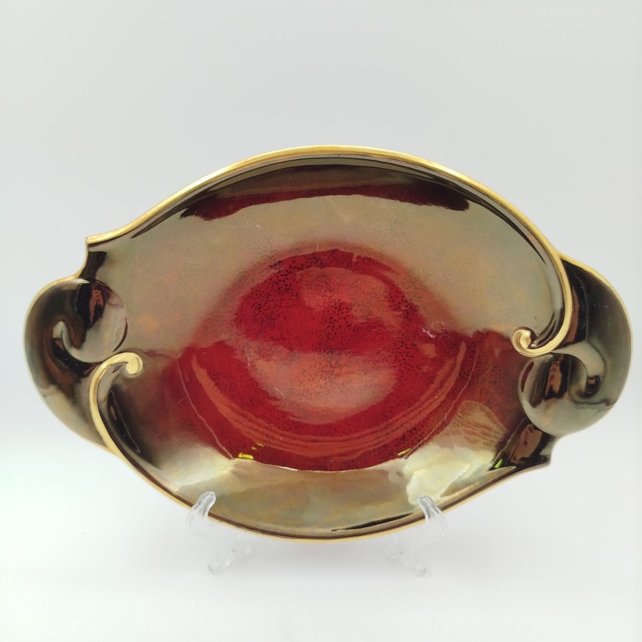 Блюдо насыщенно-бордового оттенка с волнистым краем, Calton Ware, фаянс, крытье, золочение, Великобритания, 1940-1960 гг.