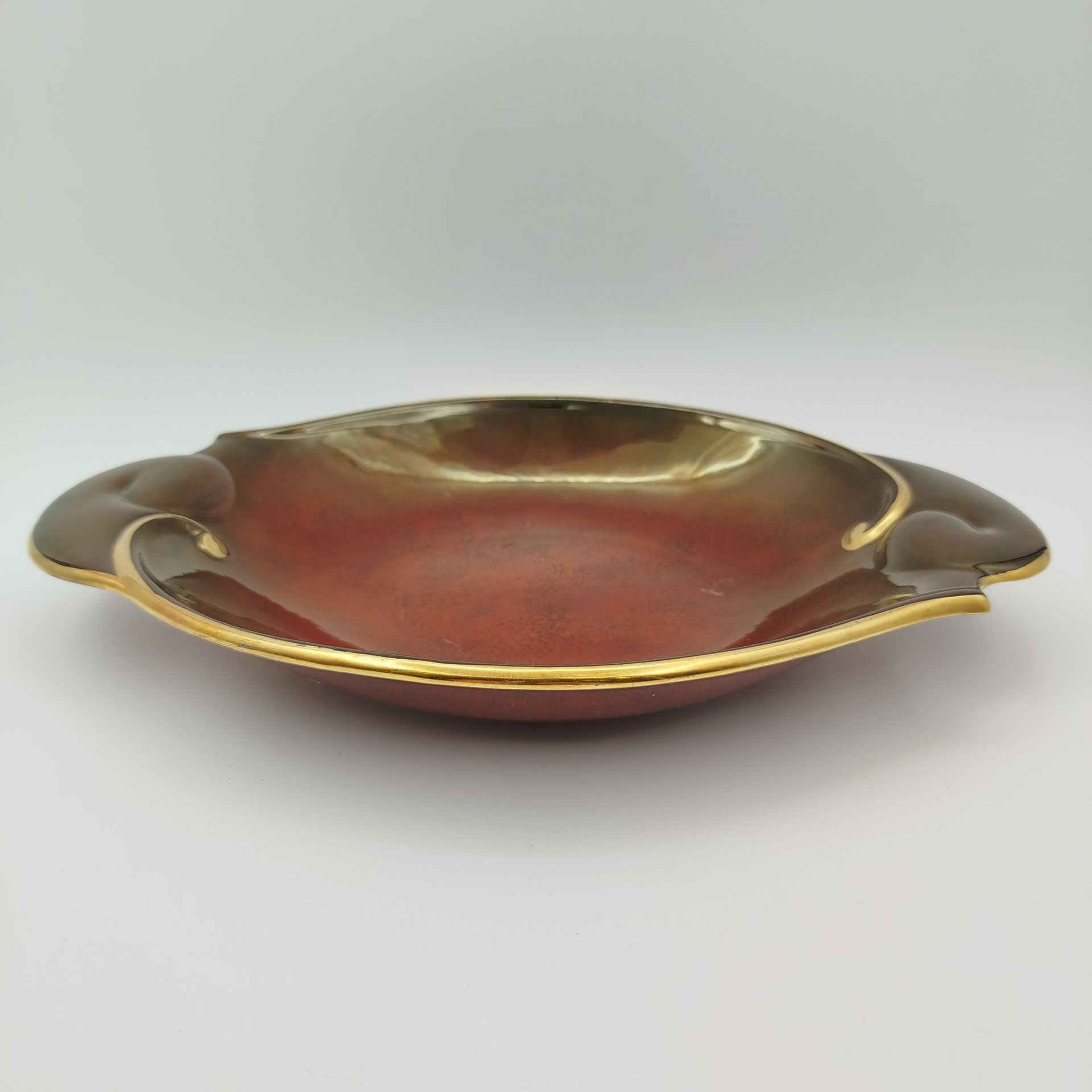 Блюдо насыщенно-бордового оттенка с волнистым краем, Calton Ware, фаянс, крытье, золочение, Великобритания, 1940-1960 гг.