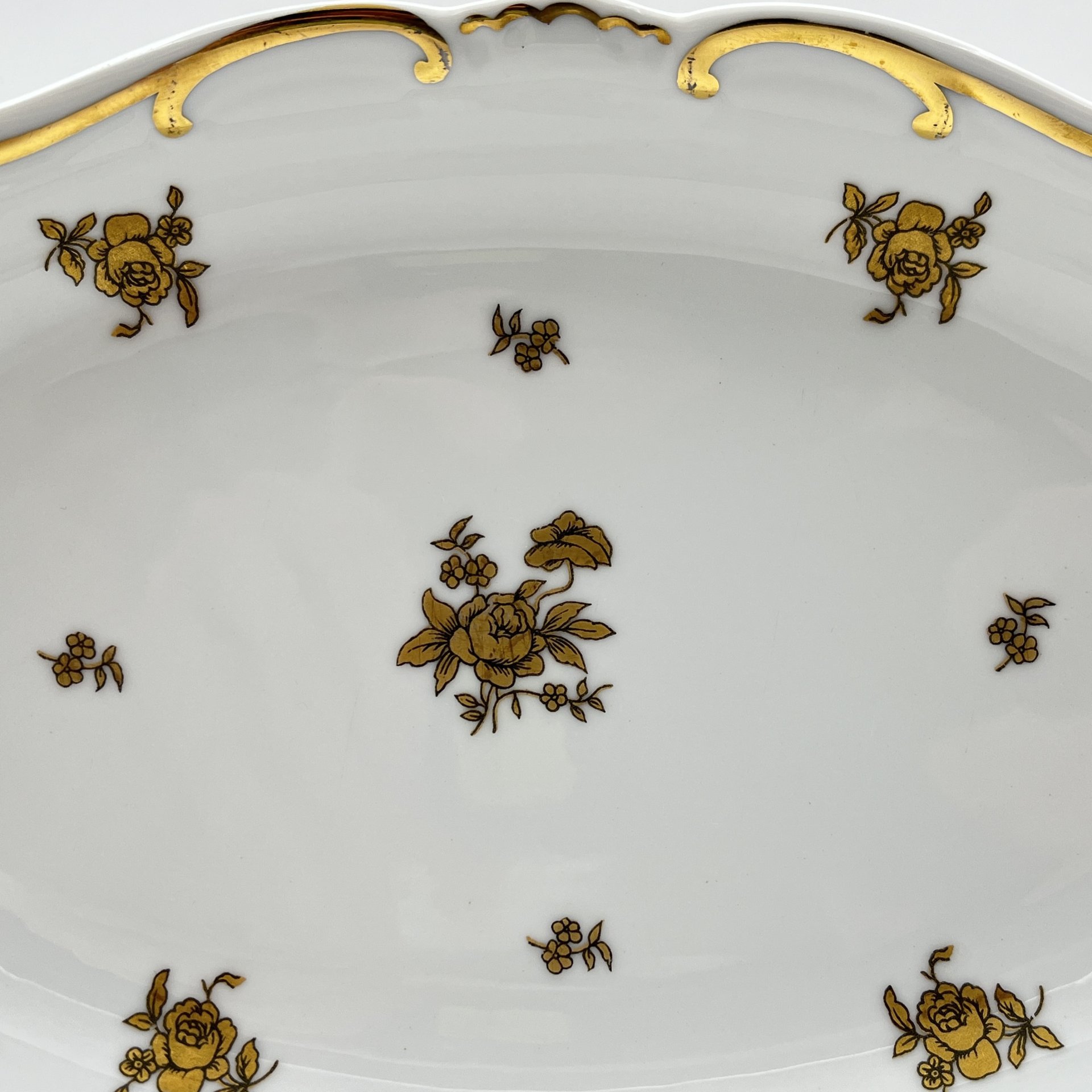 Блюдо, украшенное цветочным декором, серия "Katharina", фарфор, золочение, Weimar Porzellan (Веймарский фарфор), ГДР, 1950-1980 гг.