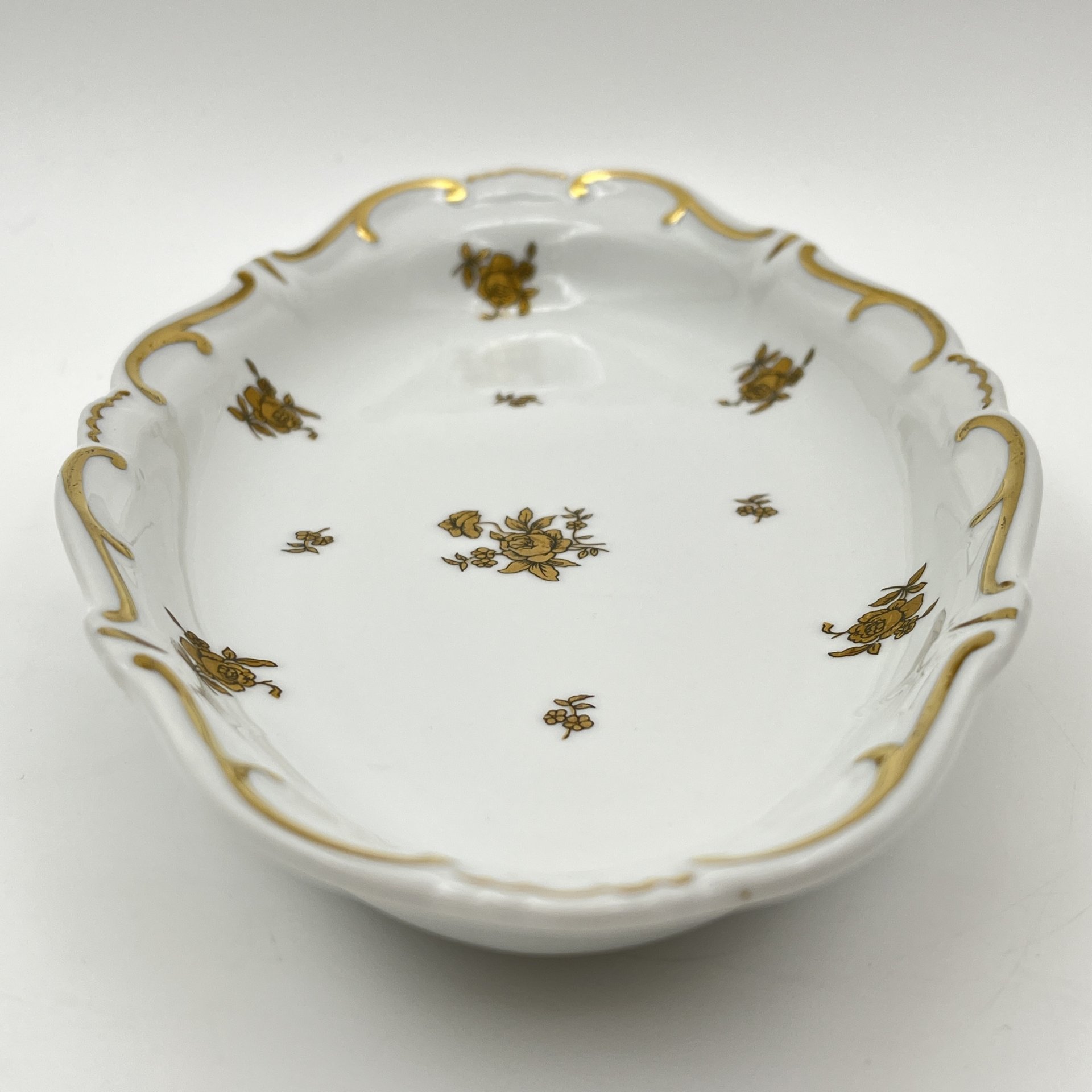 Блюдо, украшенное цветочным декором, серия "Katharina", фарфор, золочение, Weimar Porzellan (Веймарский фарфор), ГДР, 1950-1980 гг.