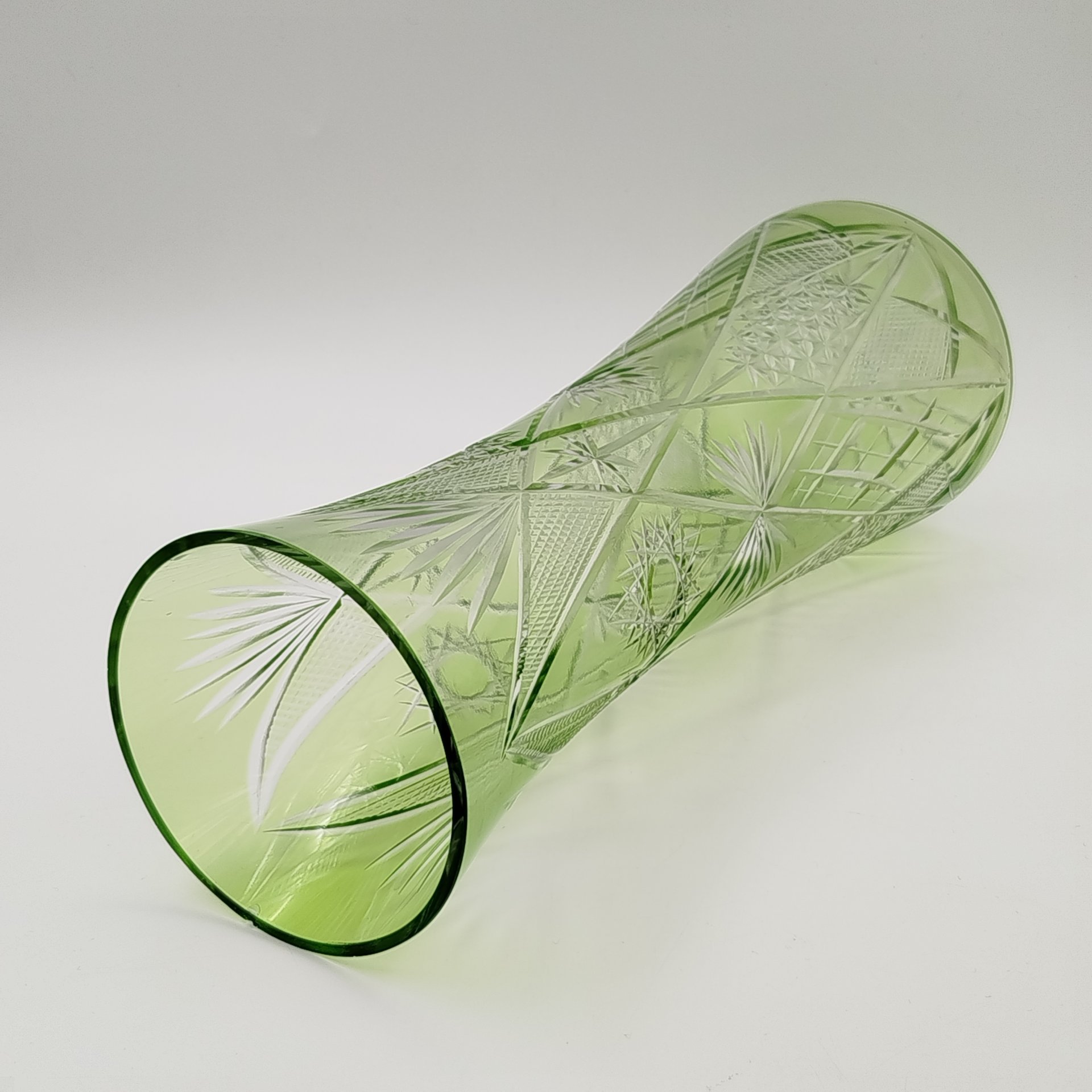 Ваза для цветов с резным декором, стекло, алмазная грань, СССР, 1970-1990 гг.