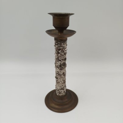 Подсвечник на одну свечу с основанием, декорированным имитацией каменной крошки, металл, латунь, Западная Европа, 2000-2020 гг.