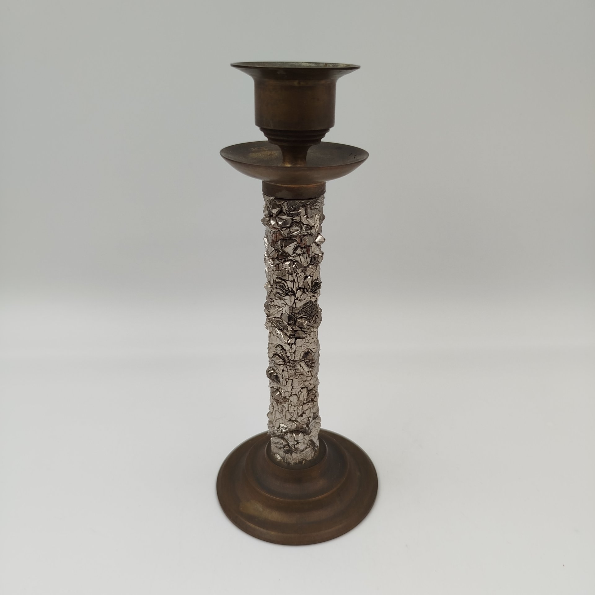 Подсвечник на одну свечу с основанием, декорированным имитацией каменной крошки, металл, латунь, Западная Европа, 2000-2020 гг.