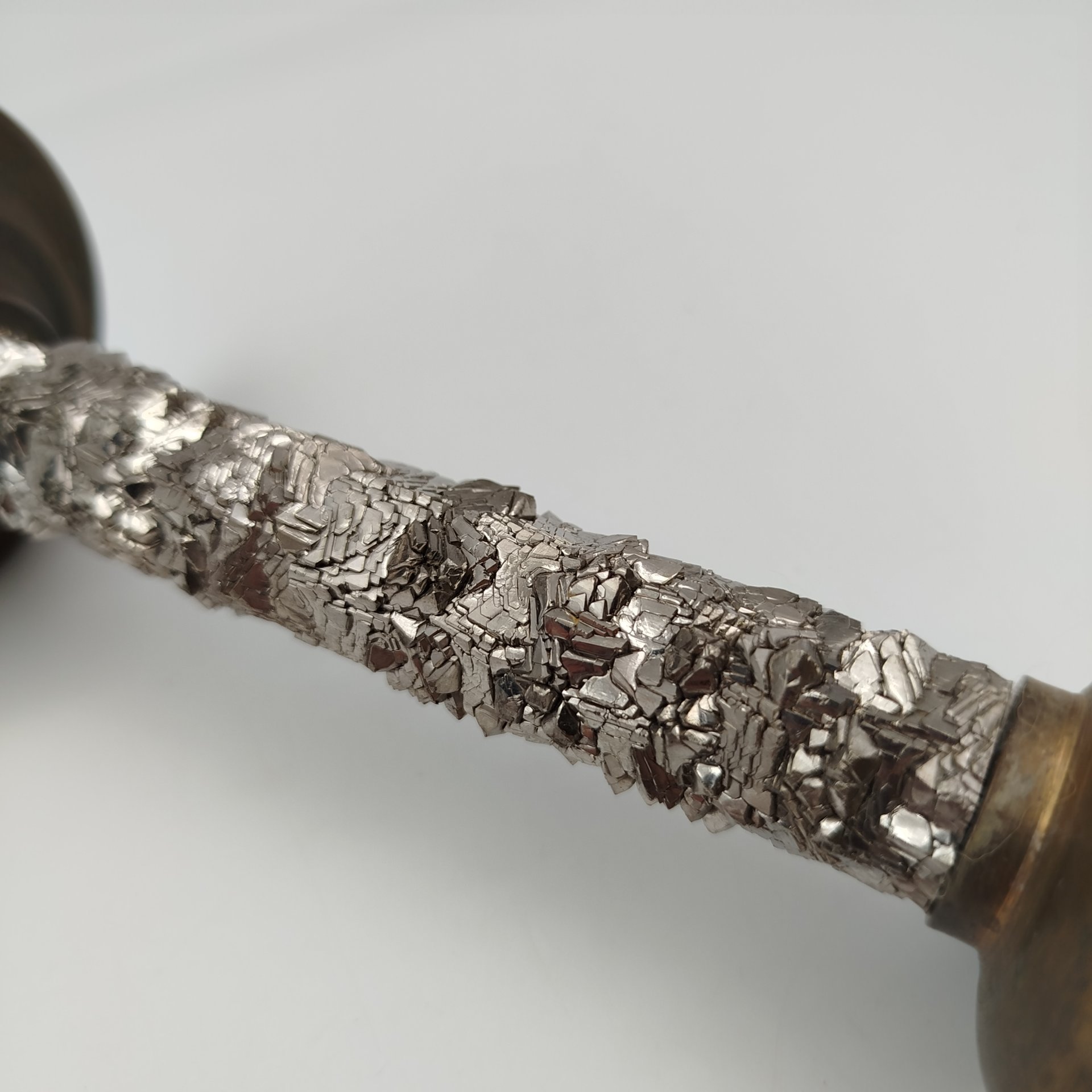 Подсвечник на одну свечу с основанием, декорированным имитацией каменной крошки, металл, латунь, Западная Европа, 2000-2020 гг.