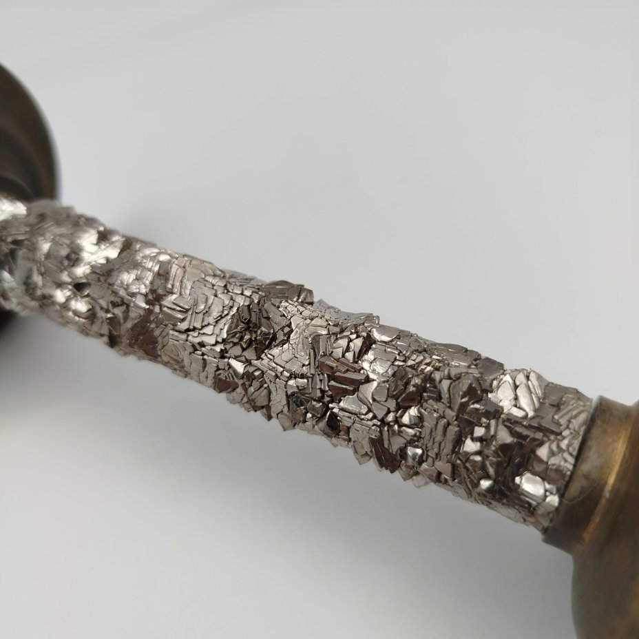 Подсвечник на одну свечу с основанием, декорированным имитацией каменной крошки