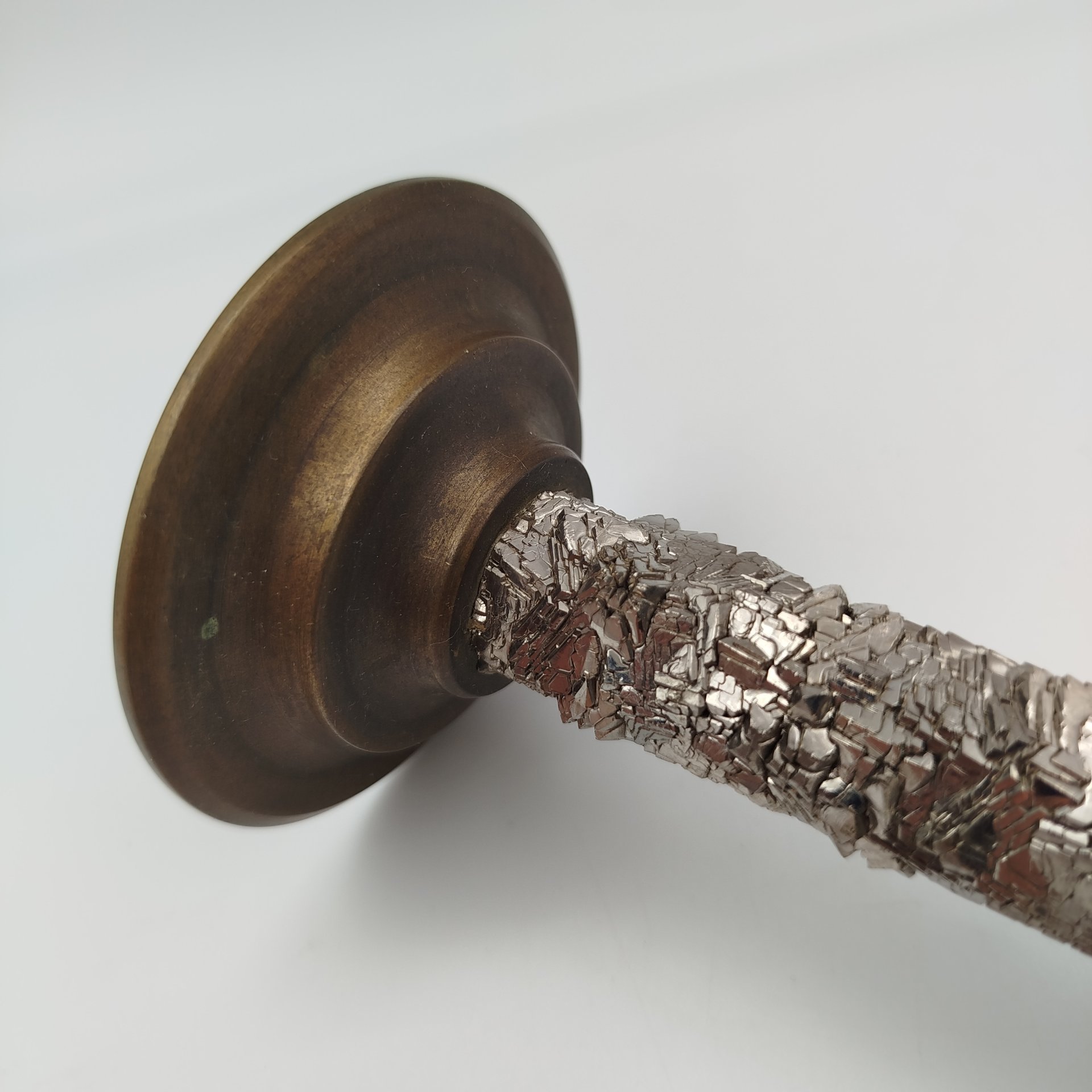 Подсвечник на одну свечу с основанием, декорированным имитацией каменной крошки, металл, латунь, Западная Европа, 2000-2020 гг.