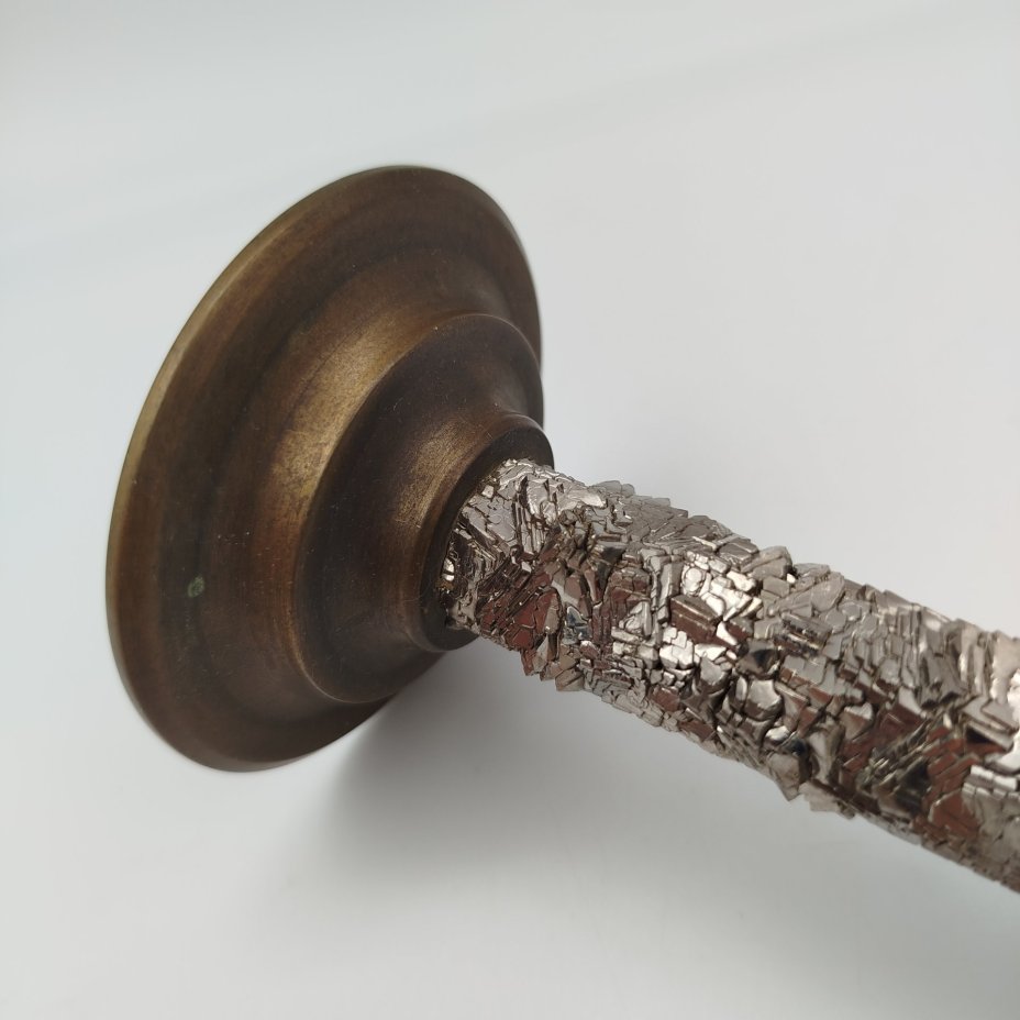 Подсвечник на одну свечу с основанием, декорированным имитацией каменной крошки