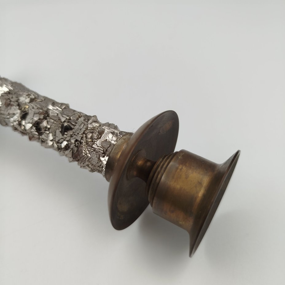 Подсвечник на одну свечу с основанием, декорированным имитацией каменной крошки