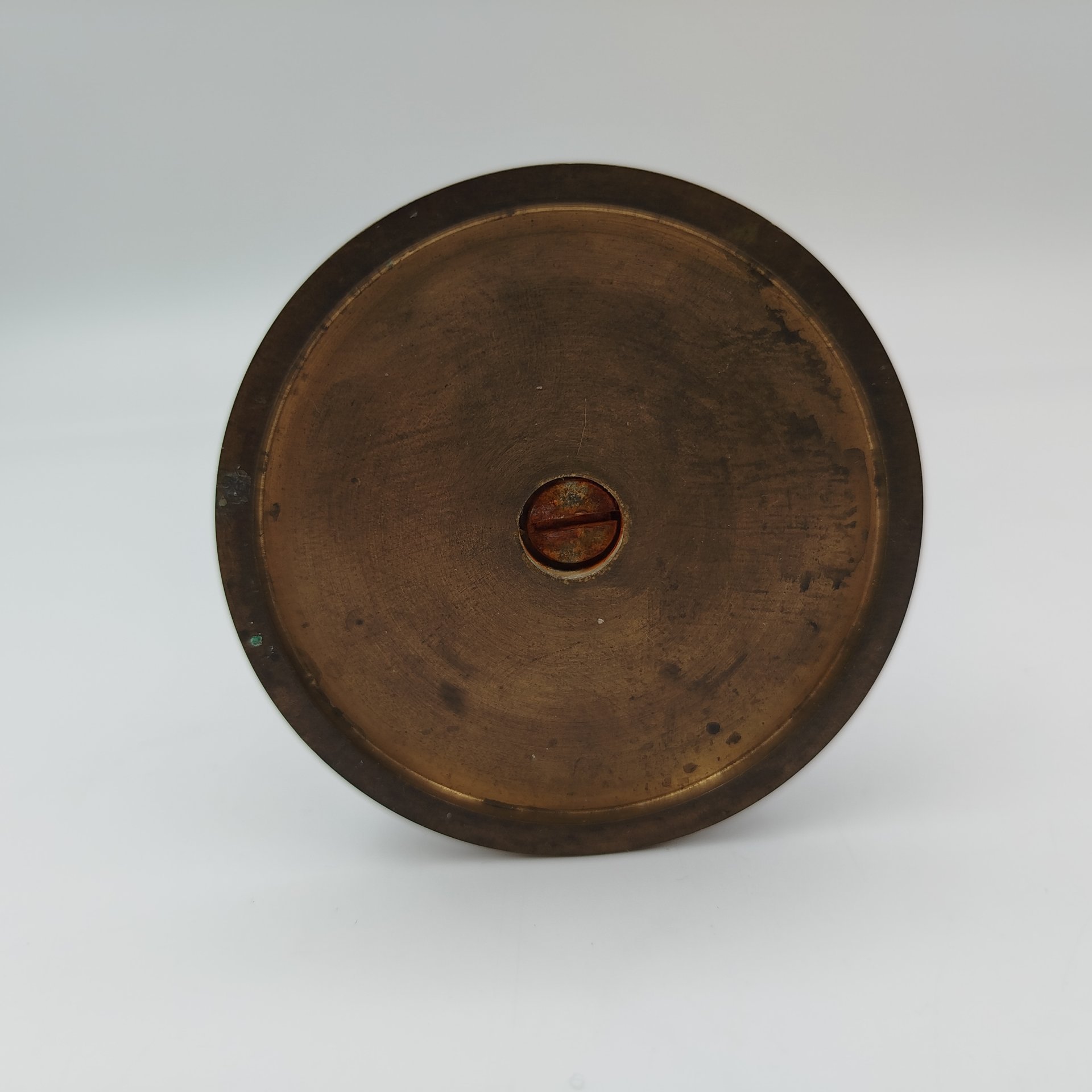 Подсвечник на одну свечу с основанием, декорированным имитацией каменной крошки, металл, латунь, Западная Европа, 2000-2020 гг.