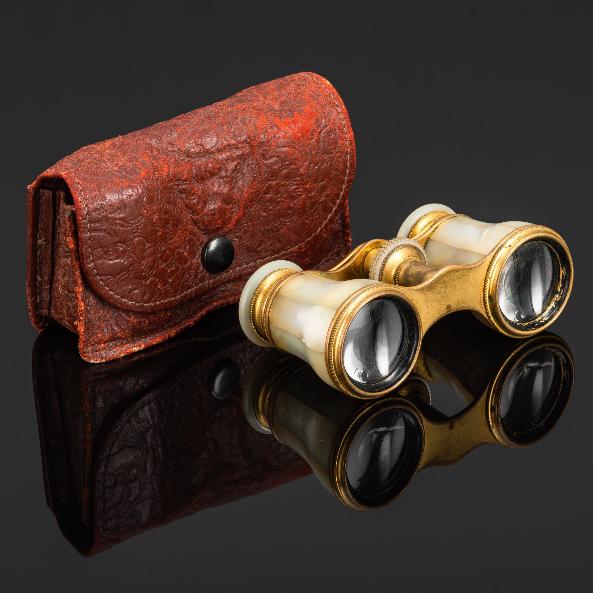 Бинокль театральный в чехле,  торговый дом Ф. Швабе, Москва, латунь, перламутр, стекло, кожа (чехол), Российская империя, 1870-1910 гг.