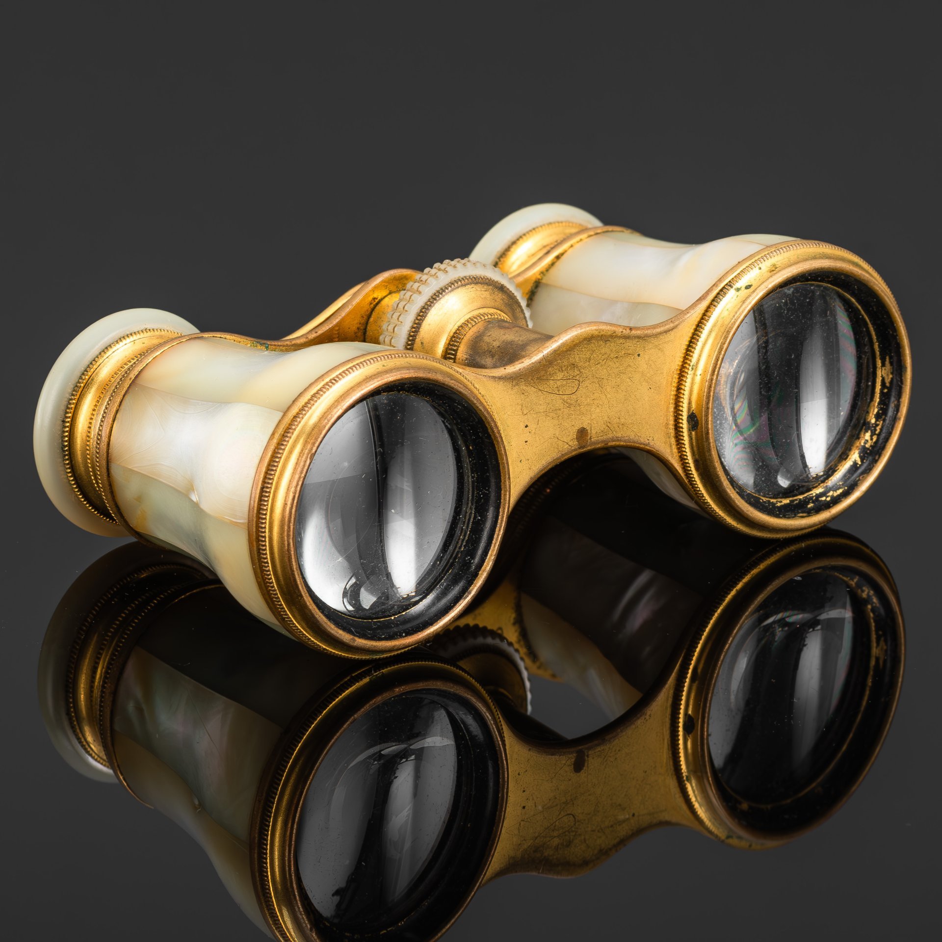 Бинокль театральный в чехле,  торговый дом Ф. Швабе, Москва, латунь, перламутр, стекло, кожа (чехол), Российская империя, 1870-1910 гг.