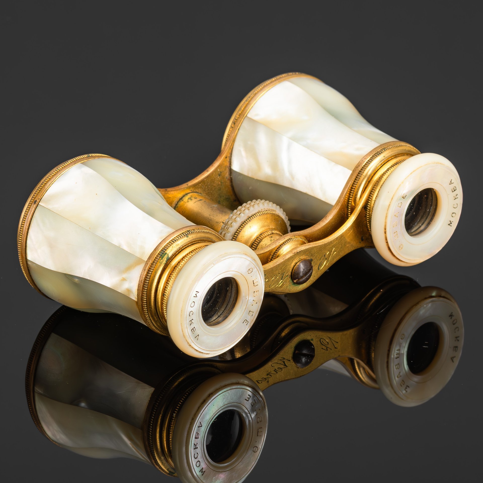 Бинокль театральный в чехле,  торговый дом Ф. Швабе, Москва, латунь, перламутр, стекло, кожа (чехол), Российская империя, 1870-1910 гг.