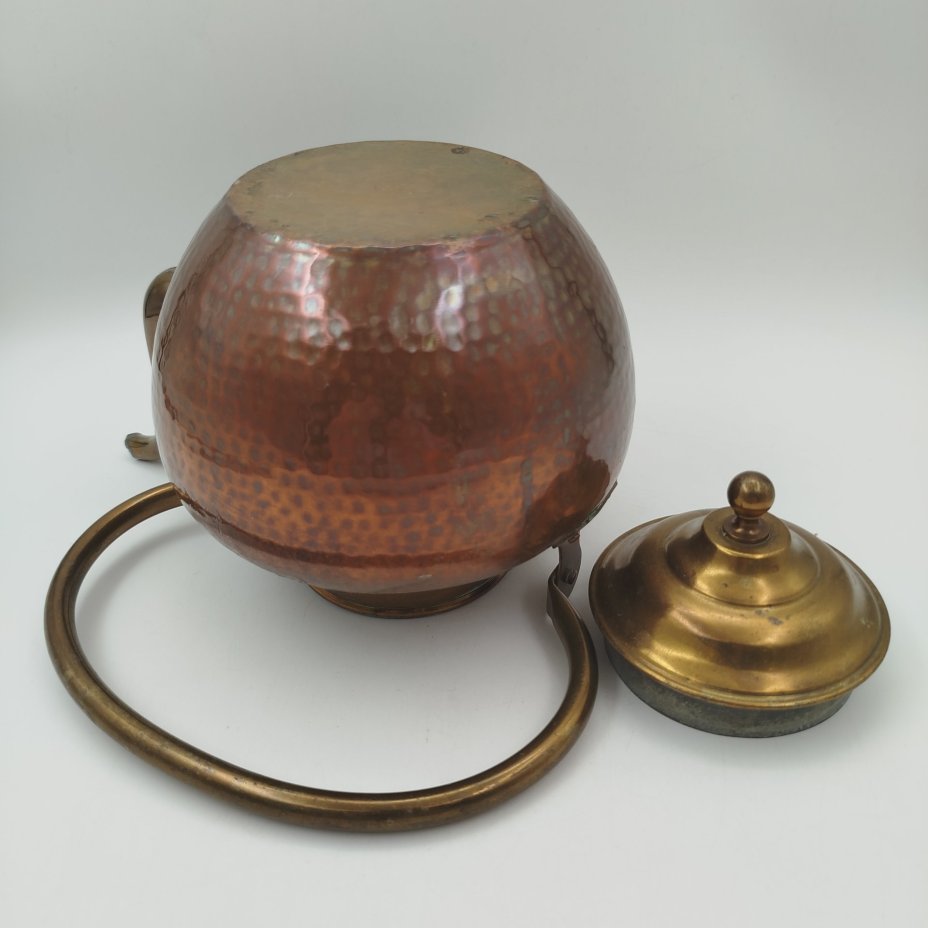 Чайник, украшенный ритмичным чеканным узором, латунь, медь, чеканка, Европа, 1970-1990 гг.