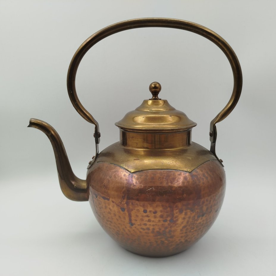 Чайник, украшенный ритмичным чеканным узором