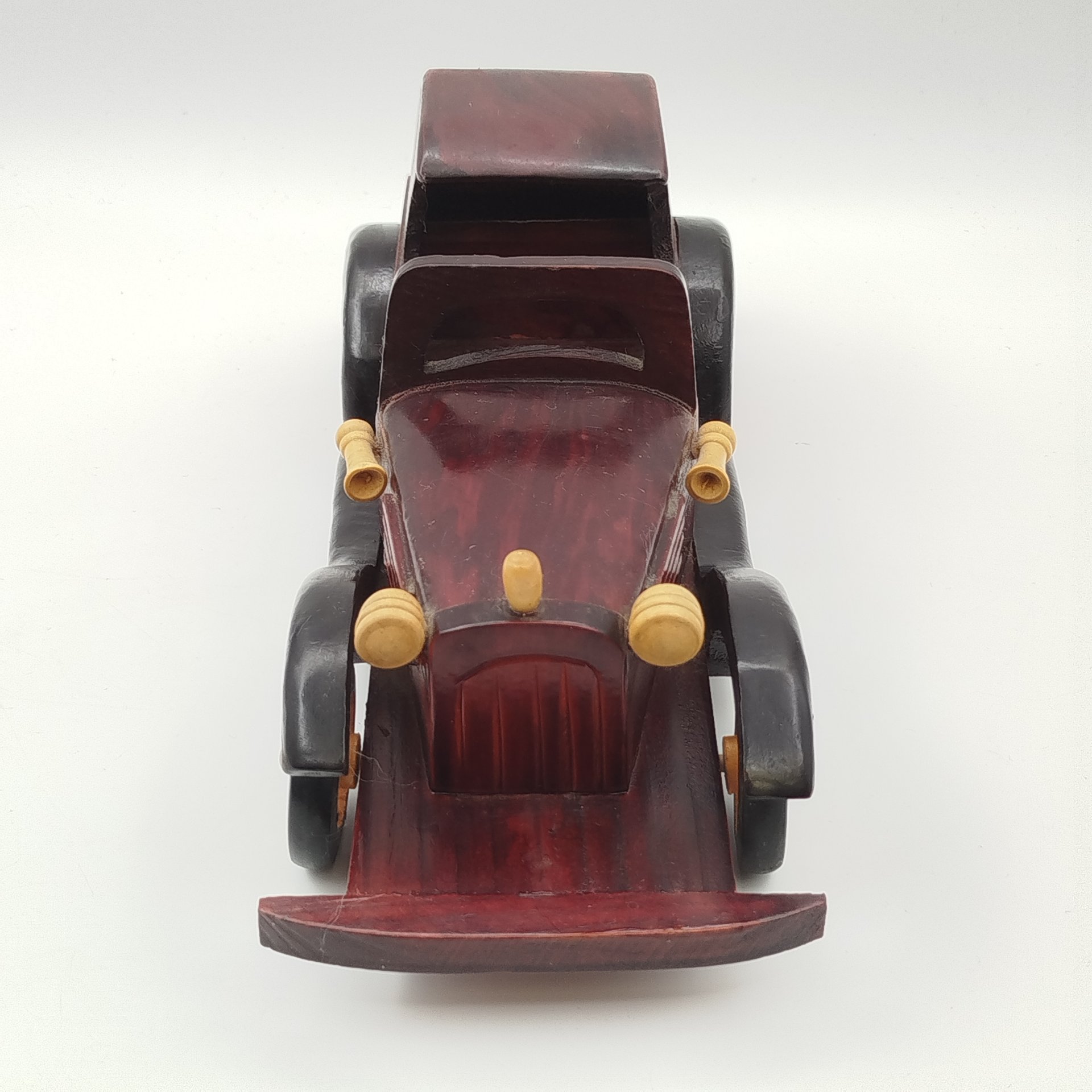 Модель ретро-автомобиля