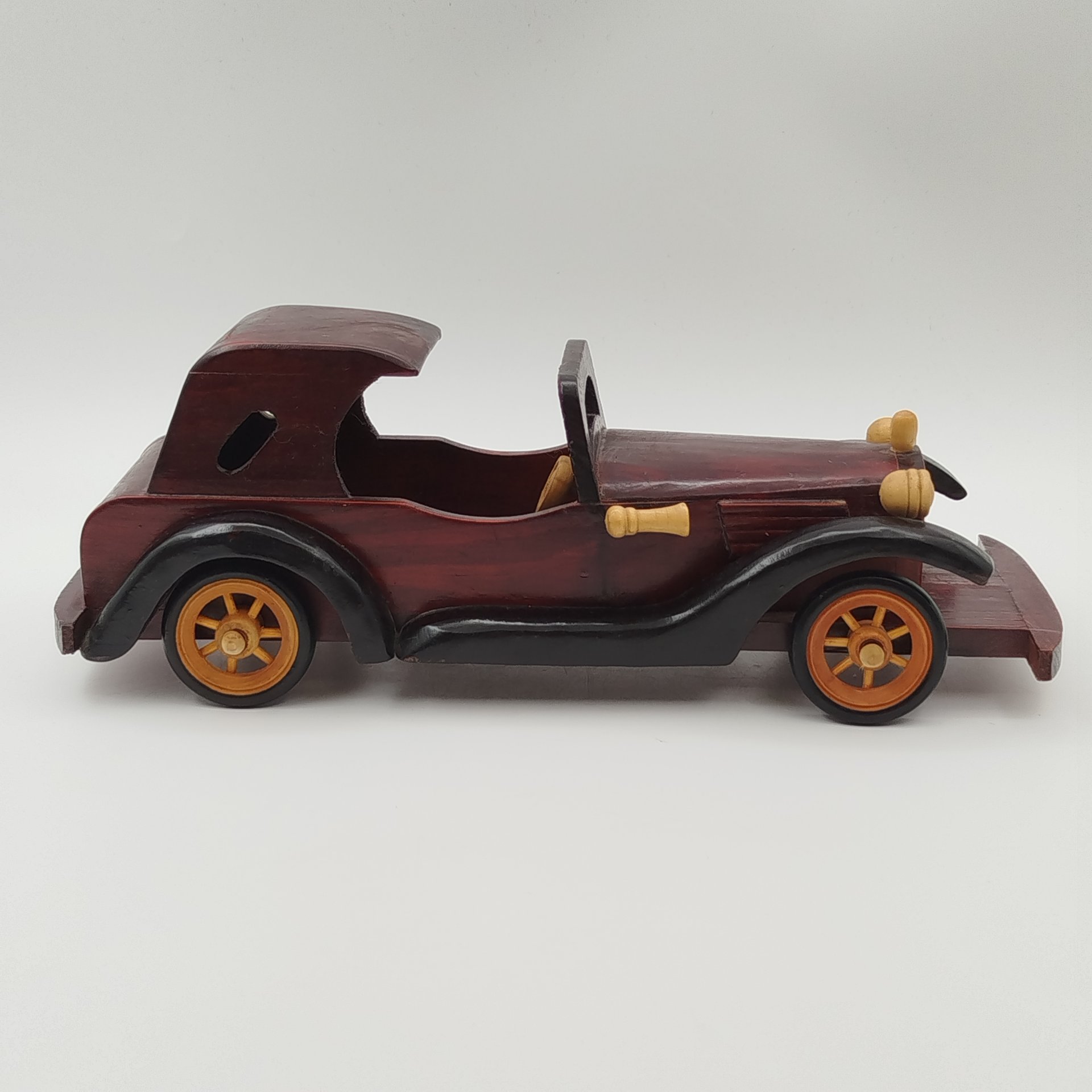 Модель ретро-автомобиля