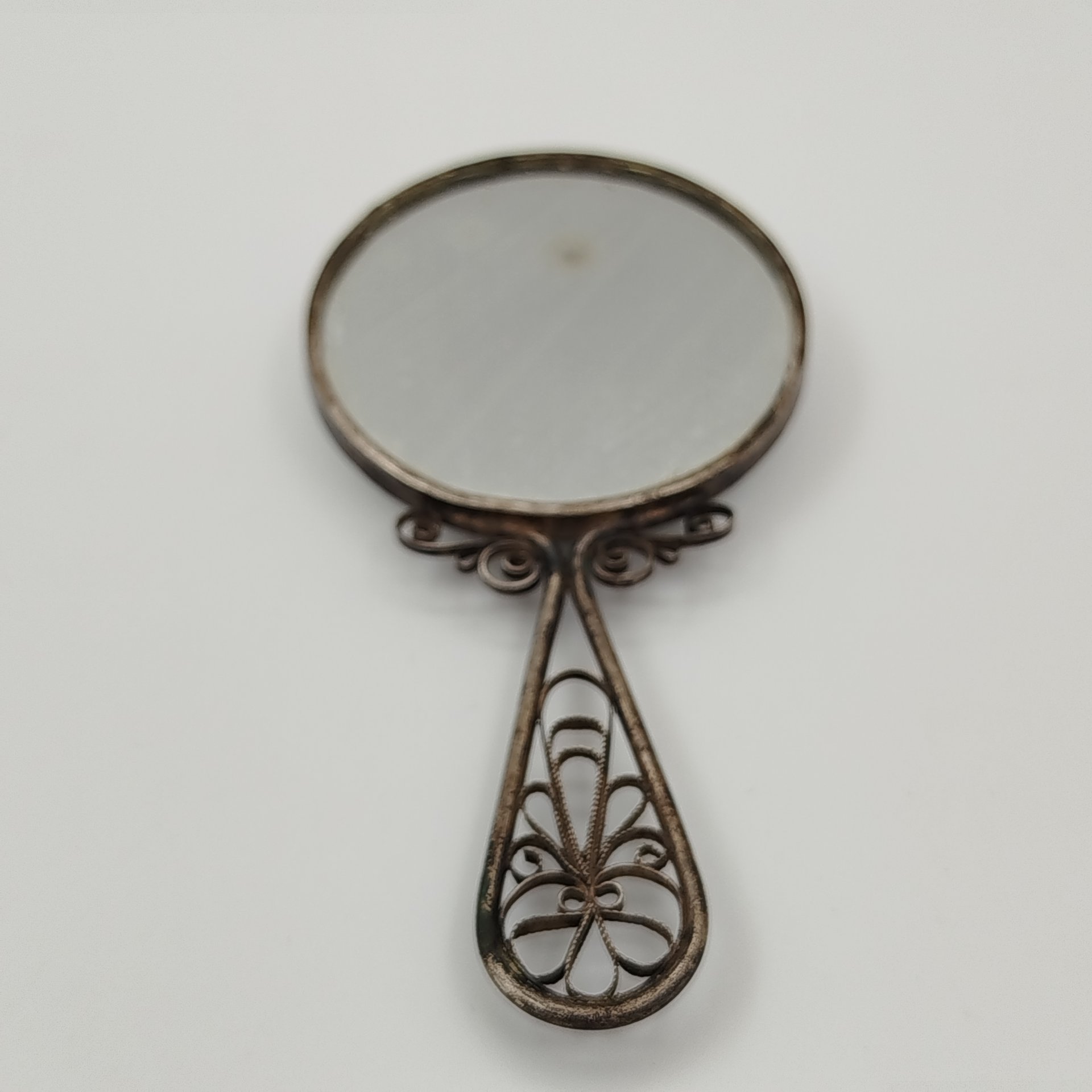 Зеркало карманное, украшенное в технике ажурной скани на рукоятке