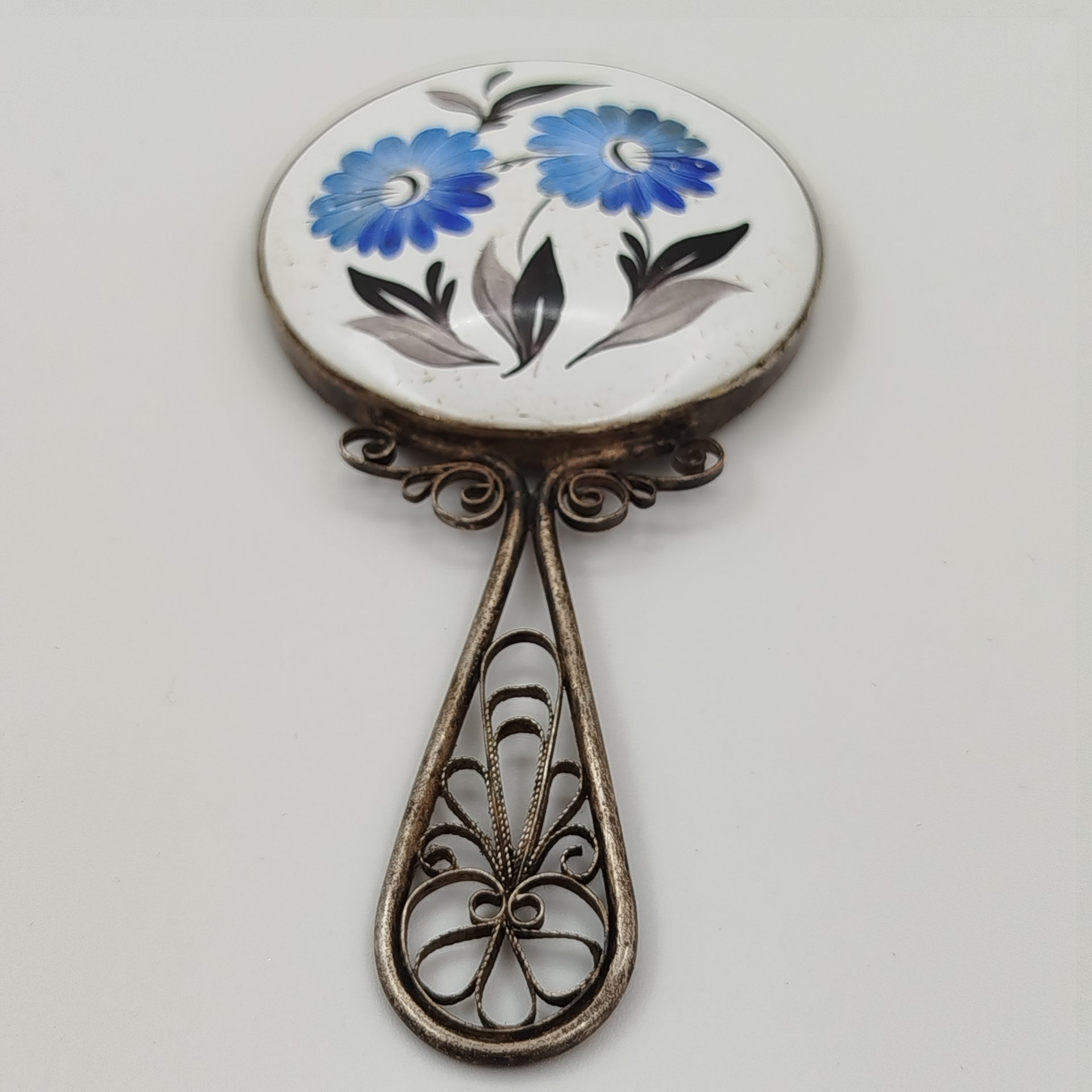 Зеркало карманное, украшенное в технике ажурной скани на рукоятке