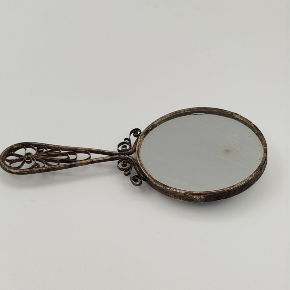 Зеркало карманное, украшенное в технике ажурной скани на рукоятке
