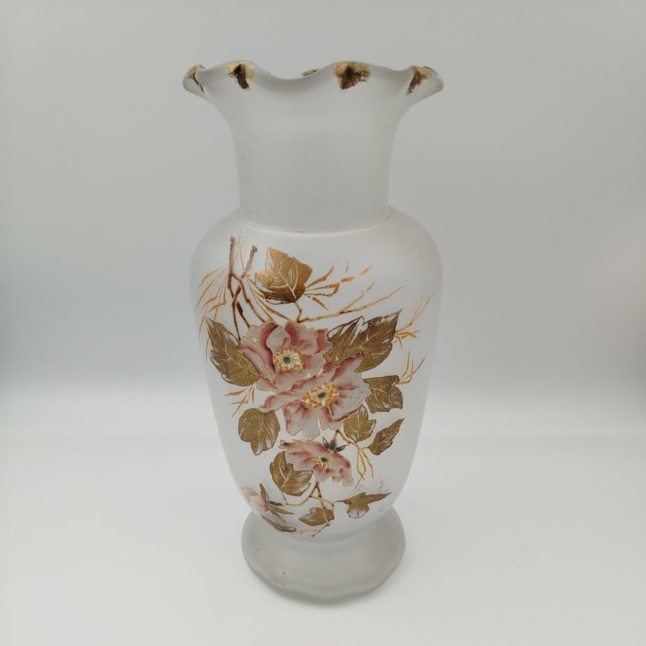 Ваза матовая, украшенная изображением нежно-розового букета, стекло, роспись эмалевыми красками, золочение, Западная Европа, 1930-1960 гг.