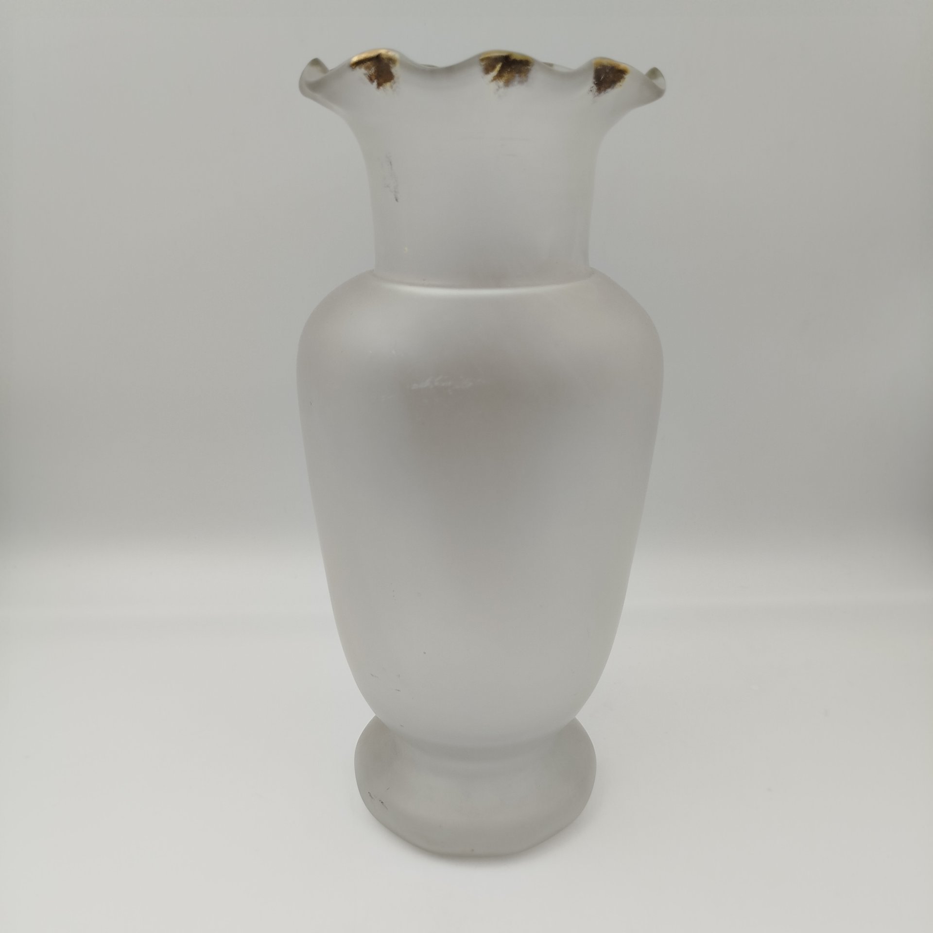 Ваза матовая, украшенная изображением нежно-розового букета, стекло, роспись эмалевыми красками, золочение, Западная Европа, 1930-1960 гг.