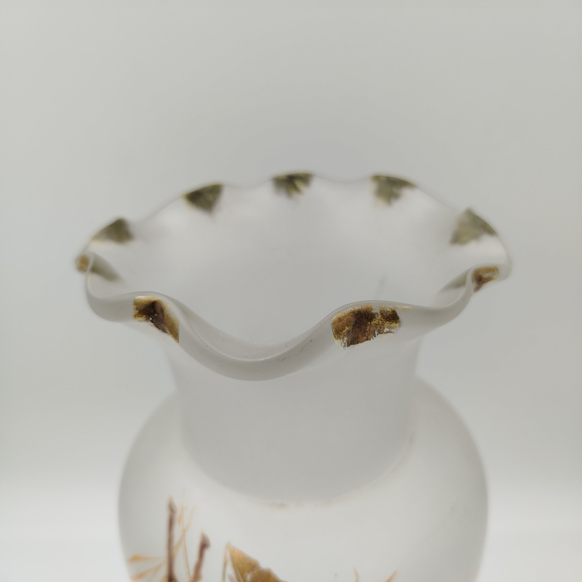 Ваза матовая, украшенная изображением нежно-розового букета, стекло, роспись эмалевыми красками, золочение, Западная Европа, 1930-1960 гг.