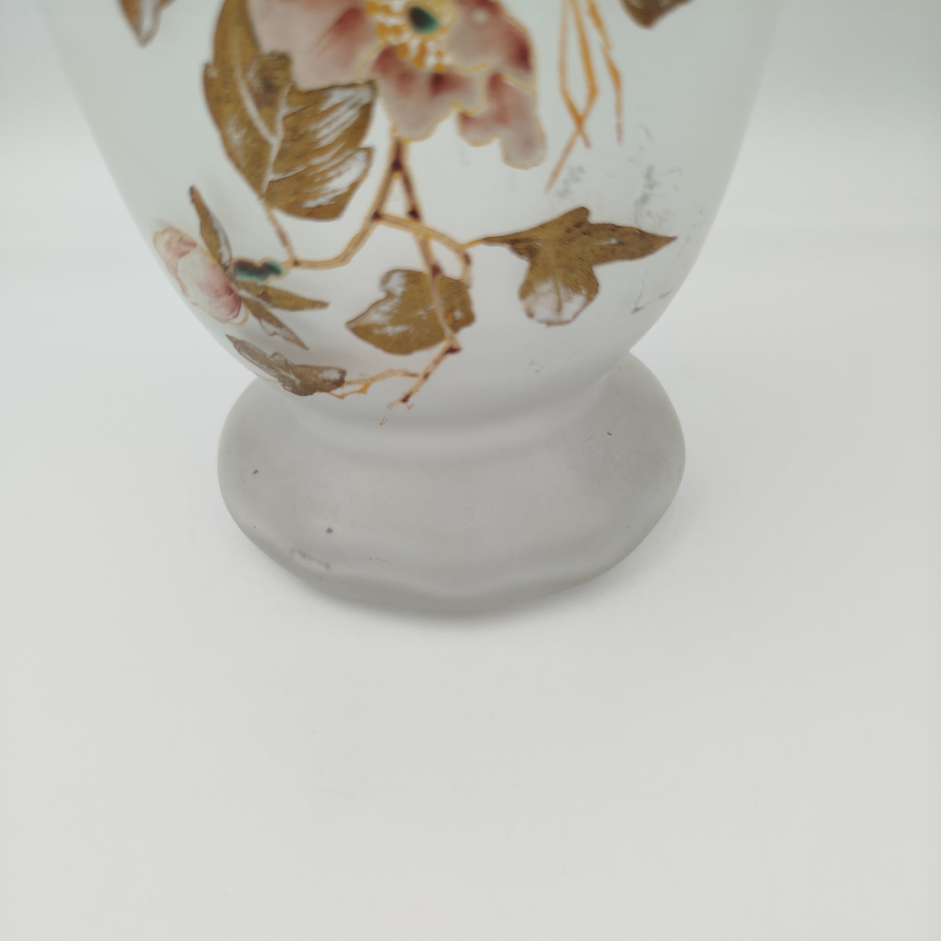 Ваза матовая, украшенная изображением нежно-розового букета, стекло, роспись эмалевыми красками, золочение, Западная Европа, 1930-1960 гг.