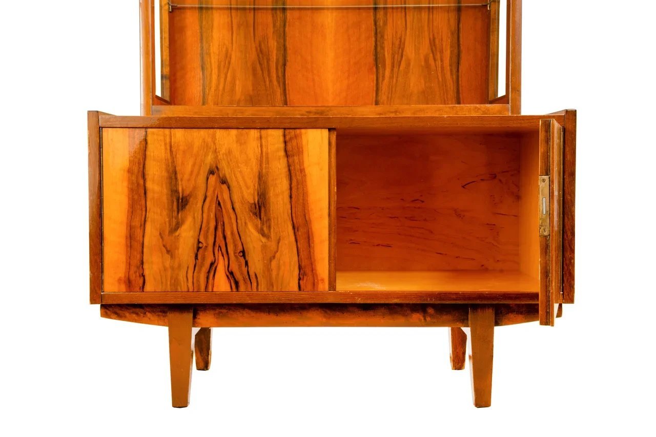 Горка (витрина), сосна, ореховый шпон, стекло, Чехословакия, 1960-1970 гг.