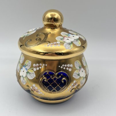 Сахарница (шкатулка) насыщенно-синего оттенка, украшенная лепным декором в виде цветов, стекло, золочение, роспись, налепы, Чехословакия, 1970-1990 гг.