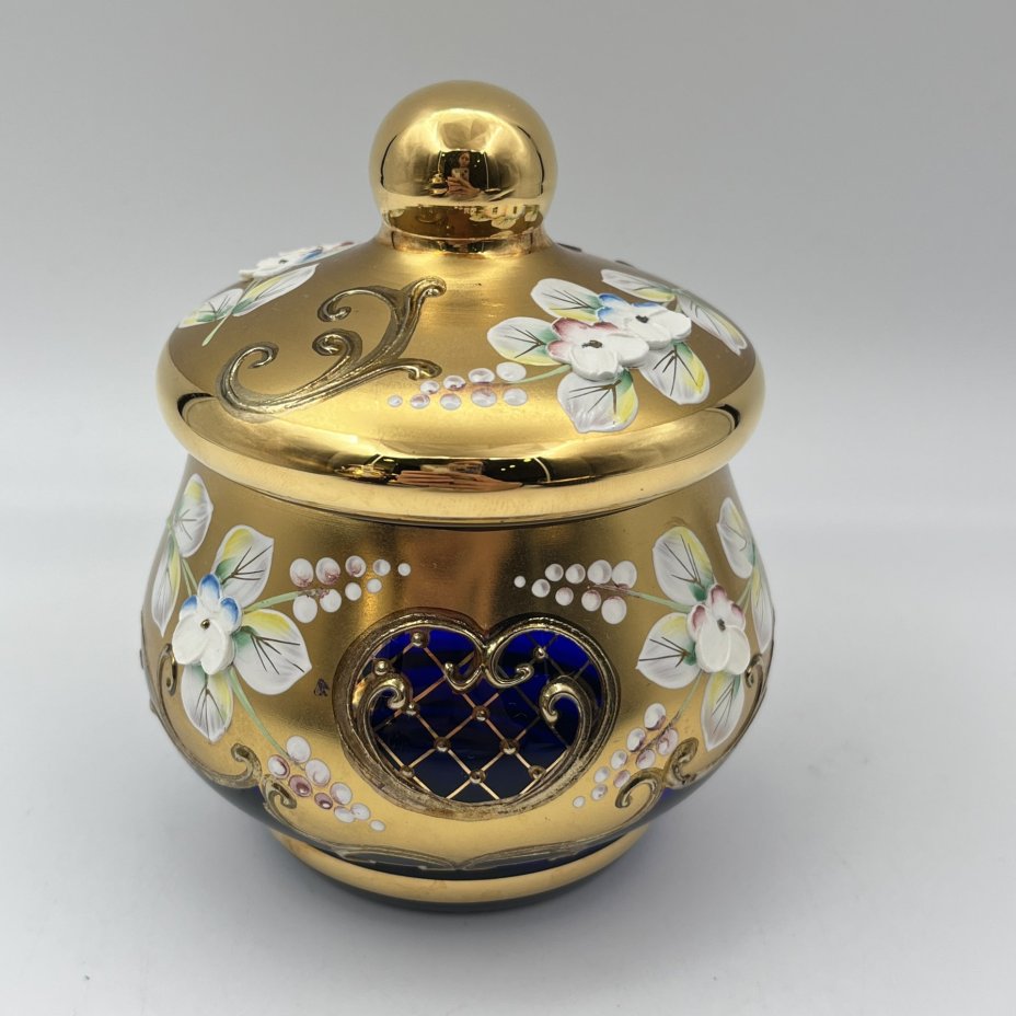 Сахарница (шкатулка) насыщенно-синего оттенка, украшенная лепным декором в виде цветов, стекло, золочение, роспись, налепы, Чехословакия, 1970-1990 гг.