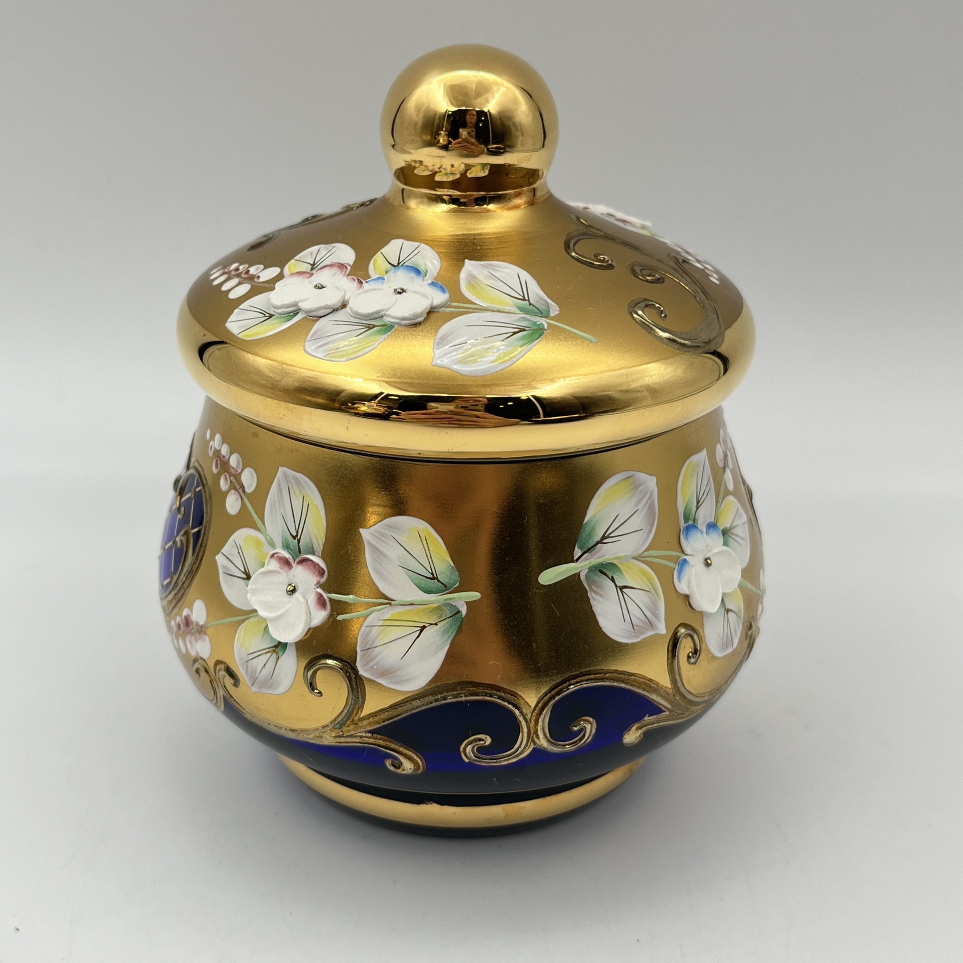 Сахарница (шкатулка) насыщенно-синего оттенка, украшенная лепным декором в виде цветов, стекло, золочение, роспись, налепы, Чехословакия, 1970-1990 гг.