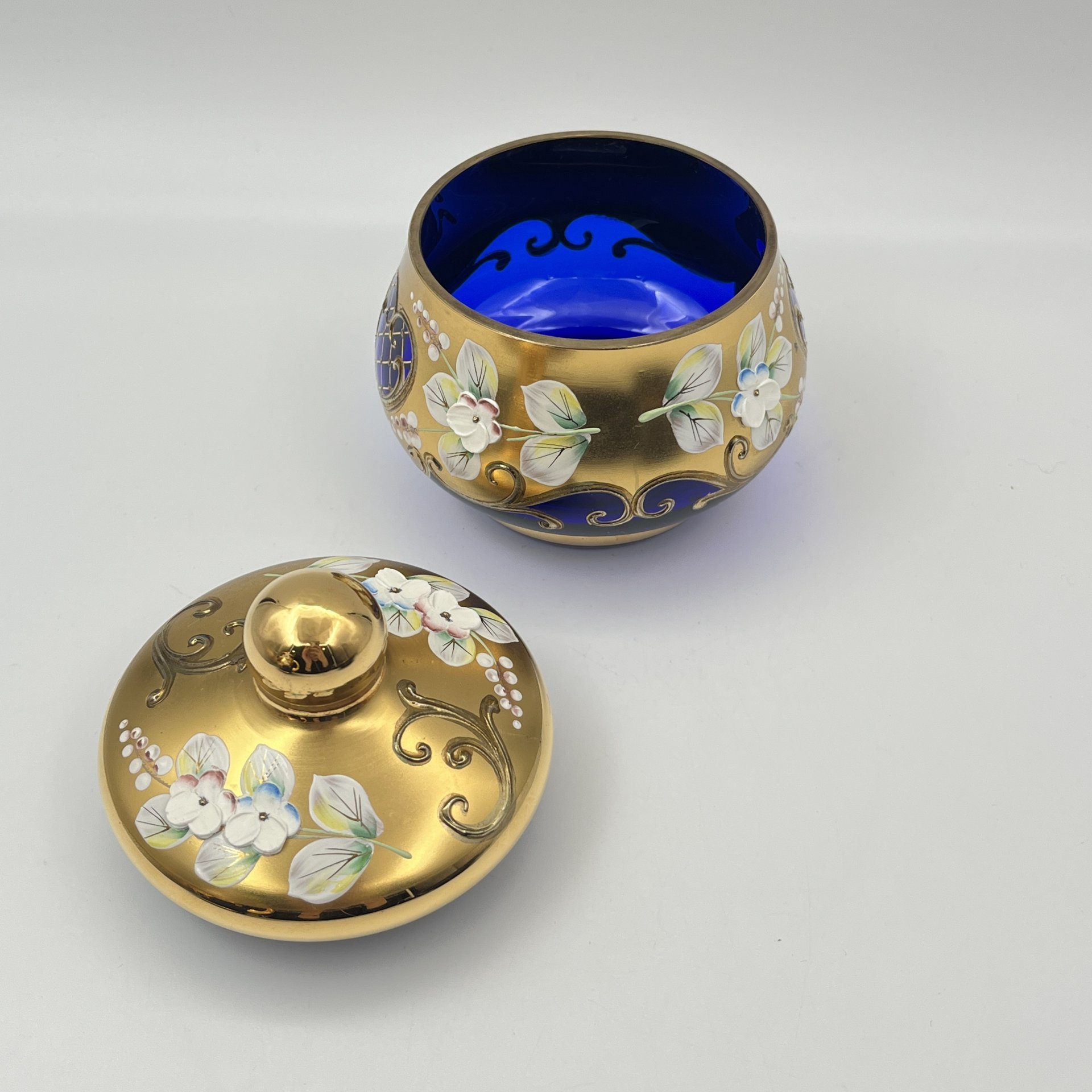 Сахарница (шкатулка) насыщенно-синего оттенка, украшенная лепным декором в виде цветов, стекло, золочение, роспись, налепы, Чехословакия, 1970-1990 гг.