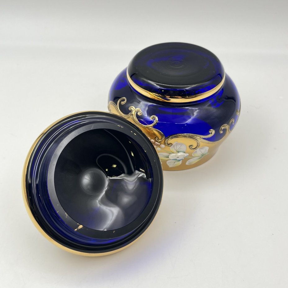 Сахарница (шкатулка) насыщенно-синего оттенка, украшенная лепным декором в виде цветов