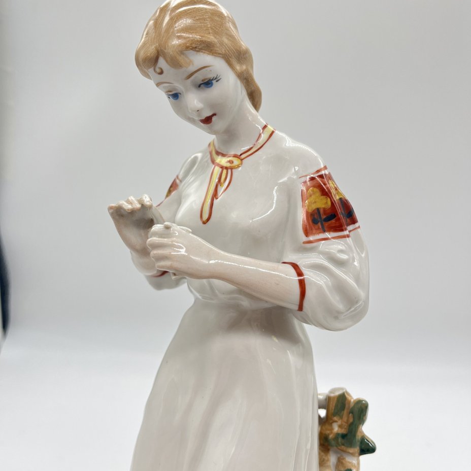 Статуэтка "Любит-не-любит" (Гадание на ромашке), скульптор О.Л. Жникруп, Полонский завод художественной керамики (Полонное ЗХК)