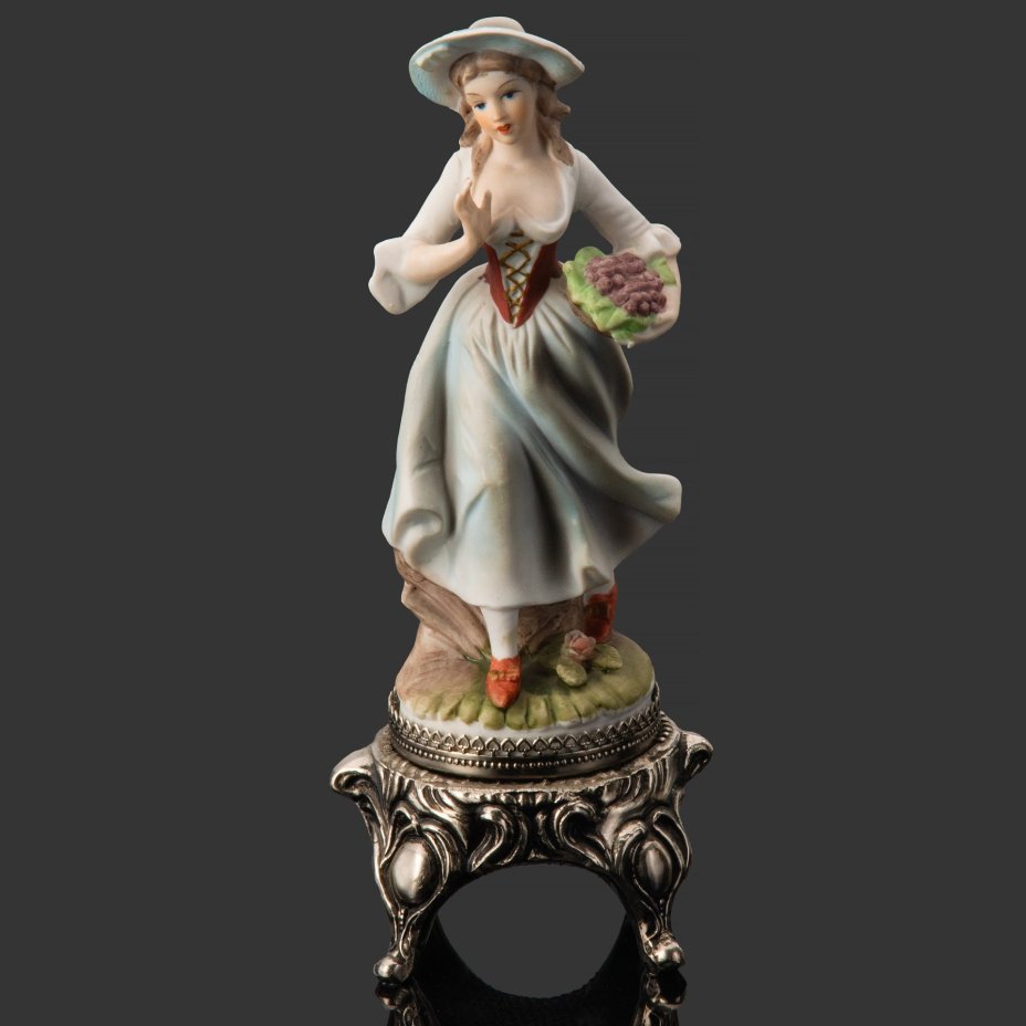 Статуэтка на металлической подставке  "Девушка с виноградом", фарфор, бисквит, роспись, подставка - сплав металлов, Европа, 1970-1990 гг.