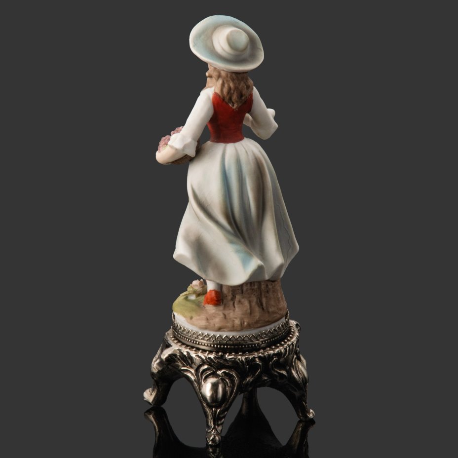 Статуэтка на металлической подставке  "Девушка с виноградом"