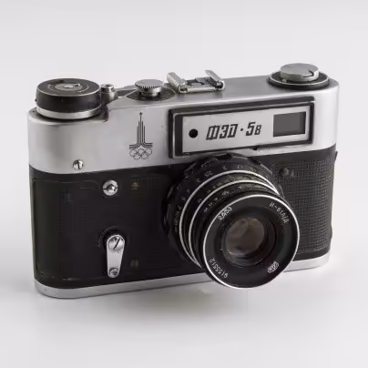 Фотоаппарат "ФЭД-5В" (с олимпийской символикой), объектив "Индустар-61 Л/Д", металл, стекло, пластик, кожа, Харьковский машиностроительный завод им. Дзержинского (ФЭД), СССР, 1979-1981 гг., Харьковский машиностроительный завод им. Дзержинского (ФЭД)