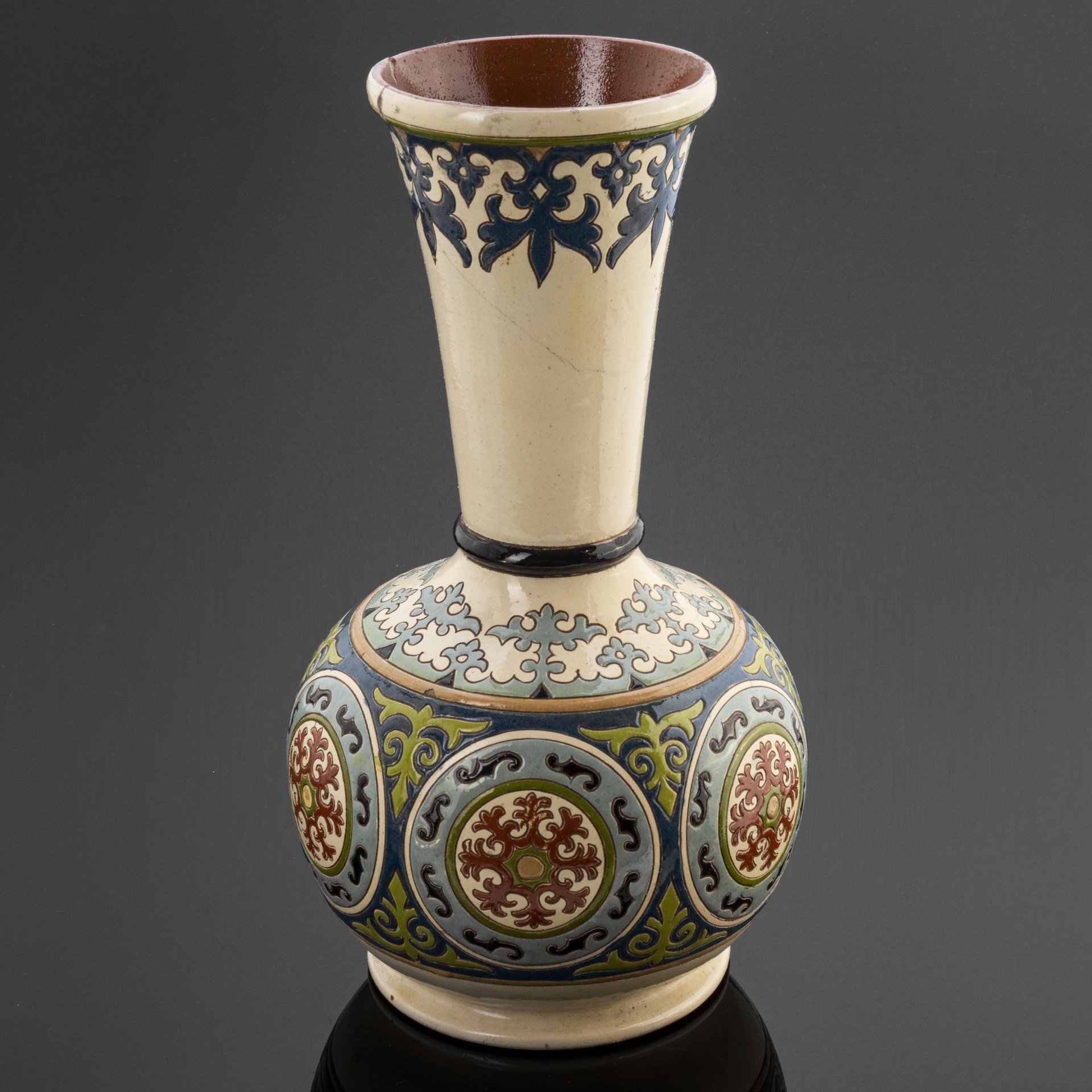 Ваза с орнаментальным декором на тулове, керамика, роспись, Научно-экспериментальная керамическая станция (НЭКС), г. Алма-Ата, СССР, 1950-1980 гг.