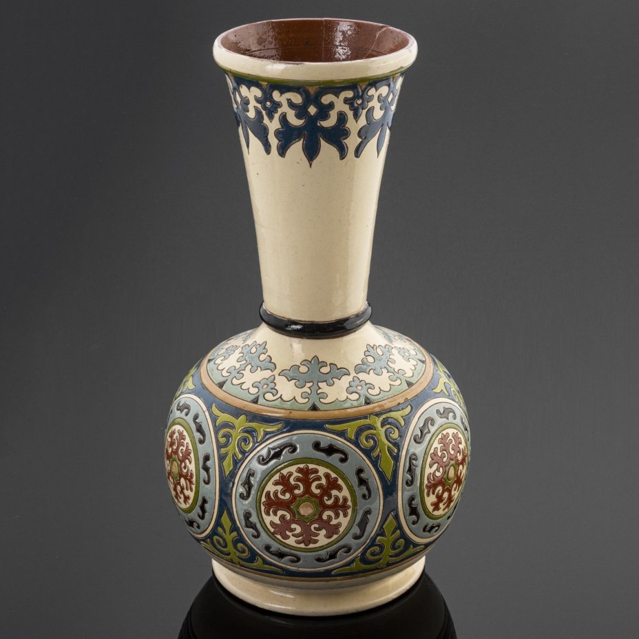 Ваза с орнаментальным декором на тулове