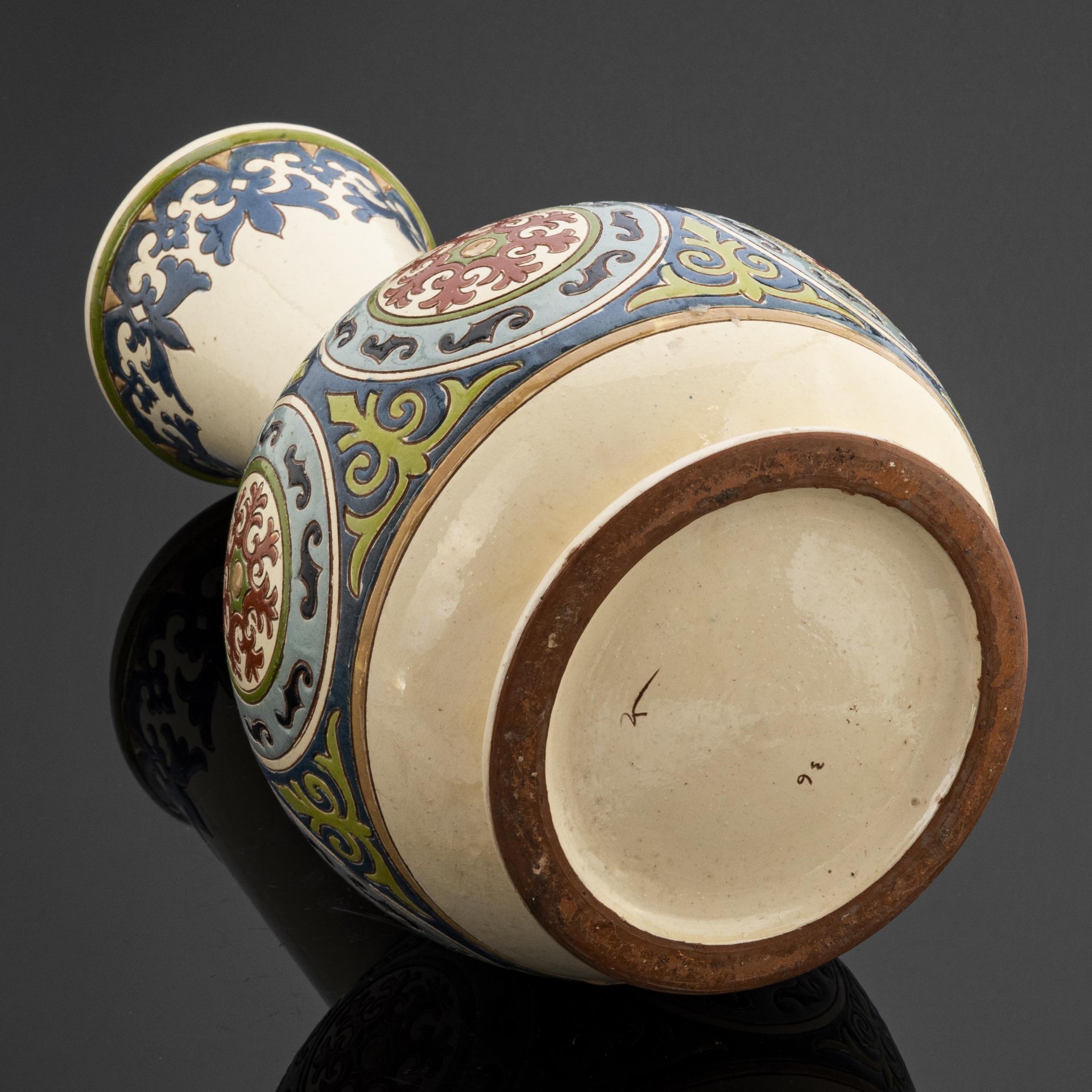 Ваза с орнаментальным декором на тулове, керамика, роспись, Научно-экспериментальная керамическая станция (НЭКС), г. Алма-Ата, СССР, 1950-1980 гг.