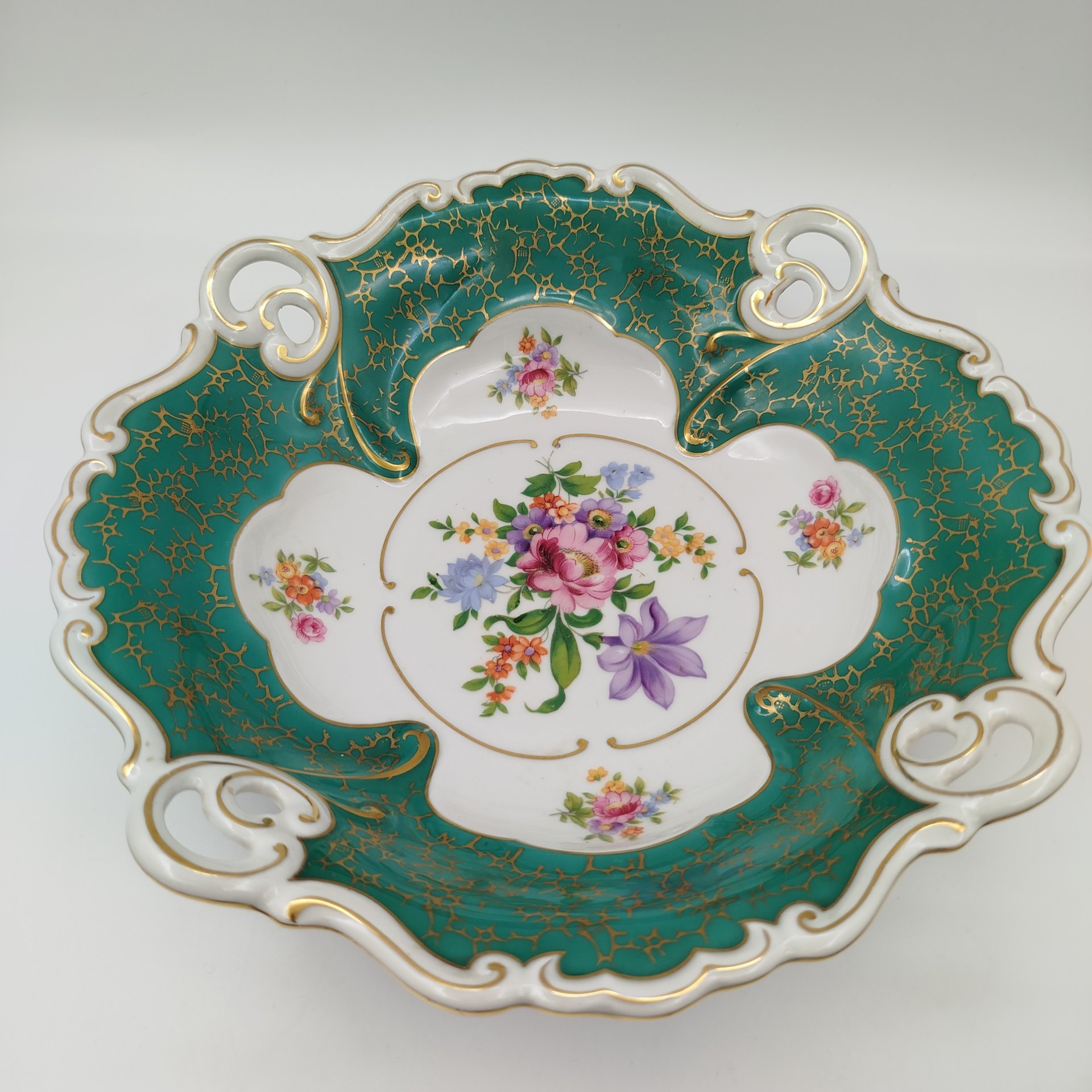 Блюдо зеленого оттенка с прорезным бортом и цветочным декором, фарфор, деколь, золочение, Graf Von Henneberg Porzellan, 1777 Jlmenau, Германия, 1950-1970 гг.
