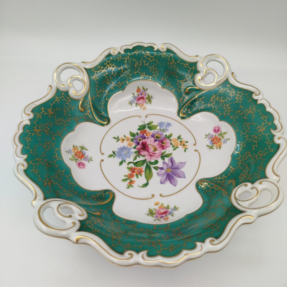 Блюдо зеленого оттенка с прорезным бортом и цветочным декором, фарфор, деколь, золочение, Graf Von Henneberg Porzellan, 1777 Jlmenau, Германия, 1950-1970 гг.