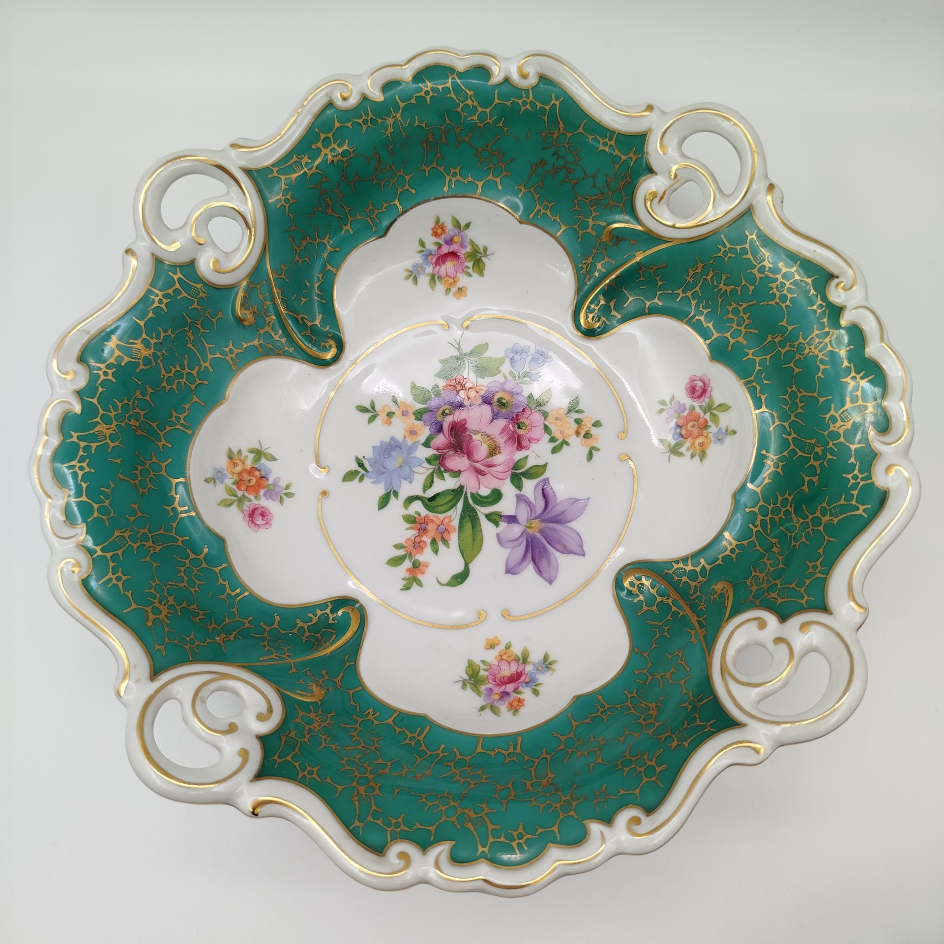 Блюдо зеленого оттенка с прорезным бортом и цветочным декором, фарфор, деколь, золочение, Graf Von Henneberg Porzellan, 1777 Jlmenau, Германия, 1950-1970 гг.