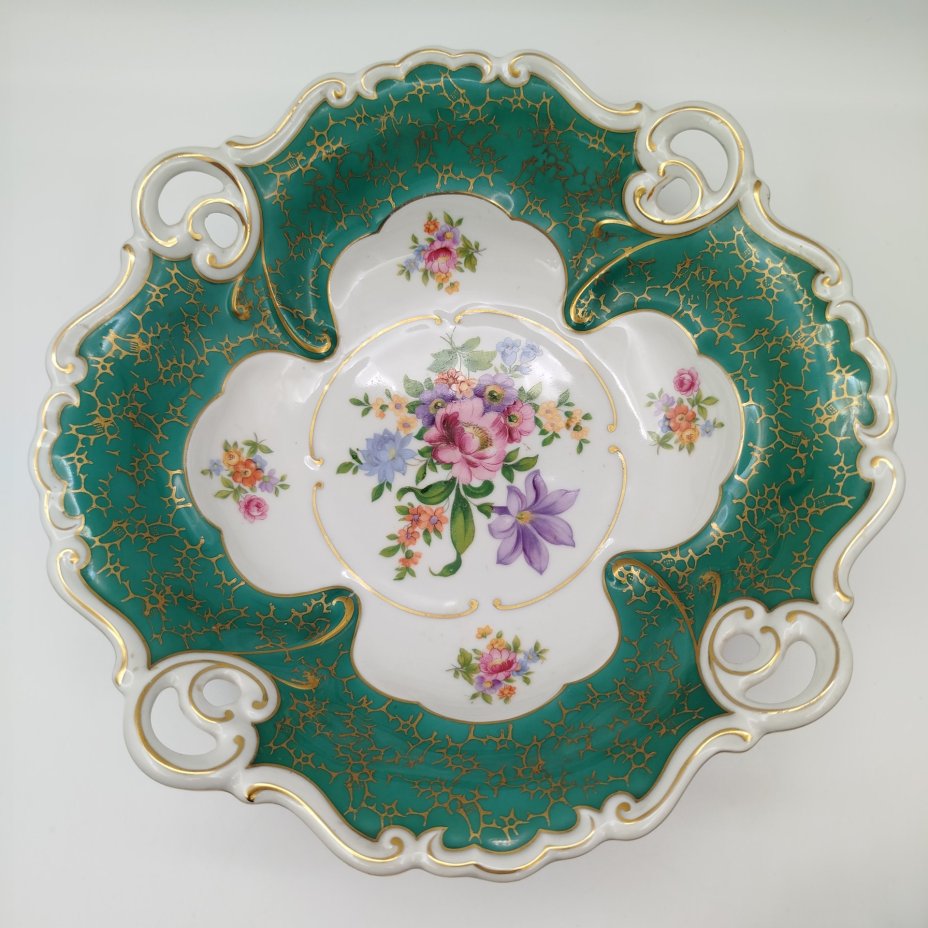 Блюдо зеленого оттенка с прорезным бортом и цветочным декором, фарфор, деколь, золочение, Graf Von Henneberg Porzellan, 1777 Jlmenau, Германия, 1950-1970 гг.